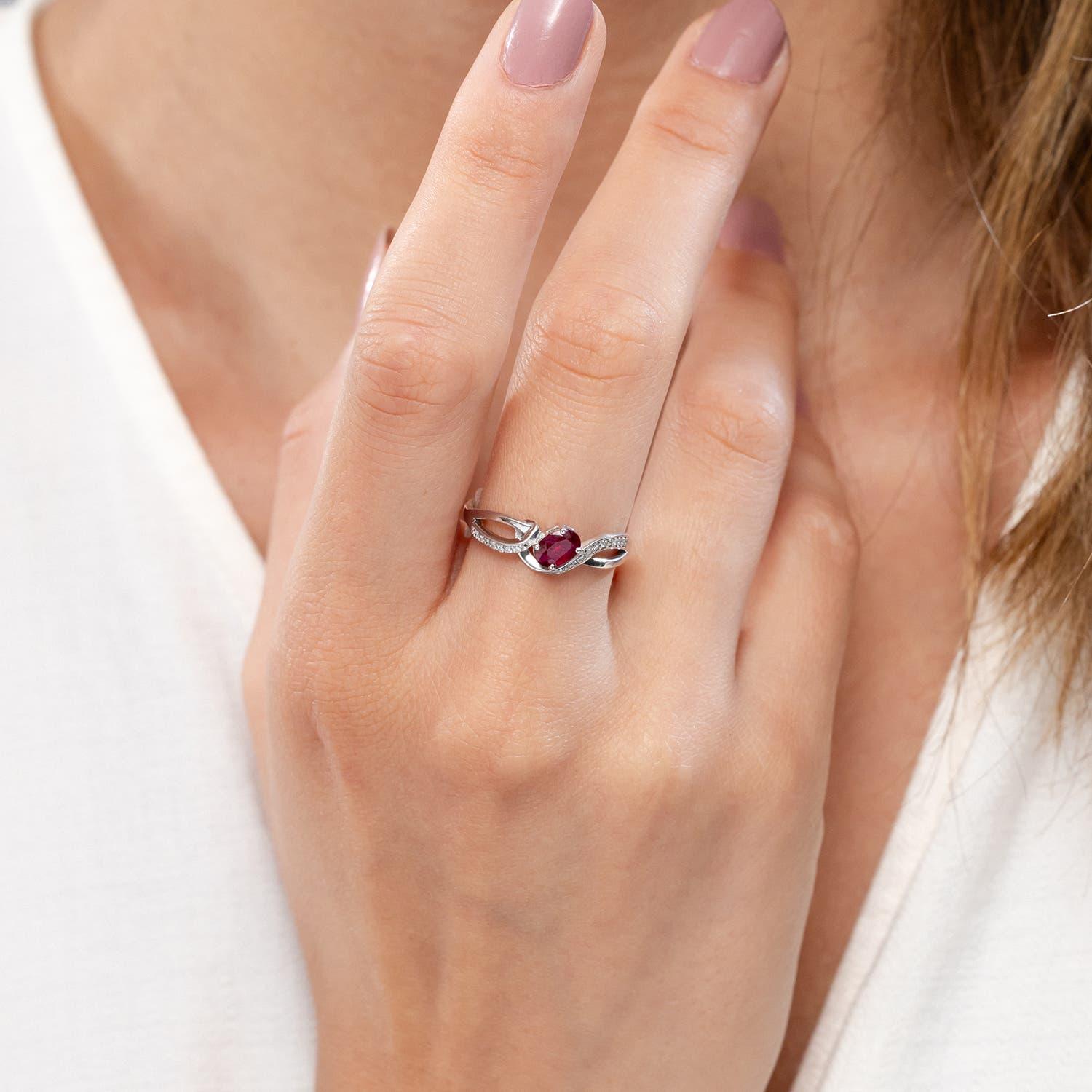 Moderno Angara Anello di fidanzamento con rubino ovale solitario naturale e diamante in oro massiccio 14 carati in vendita