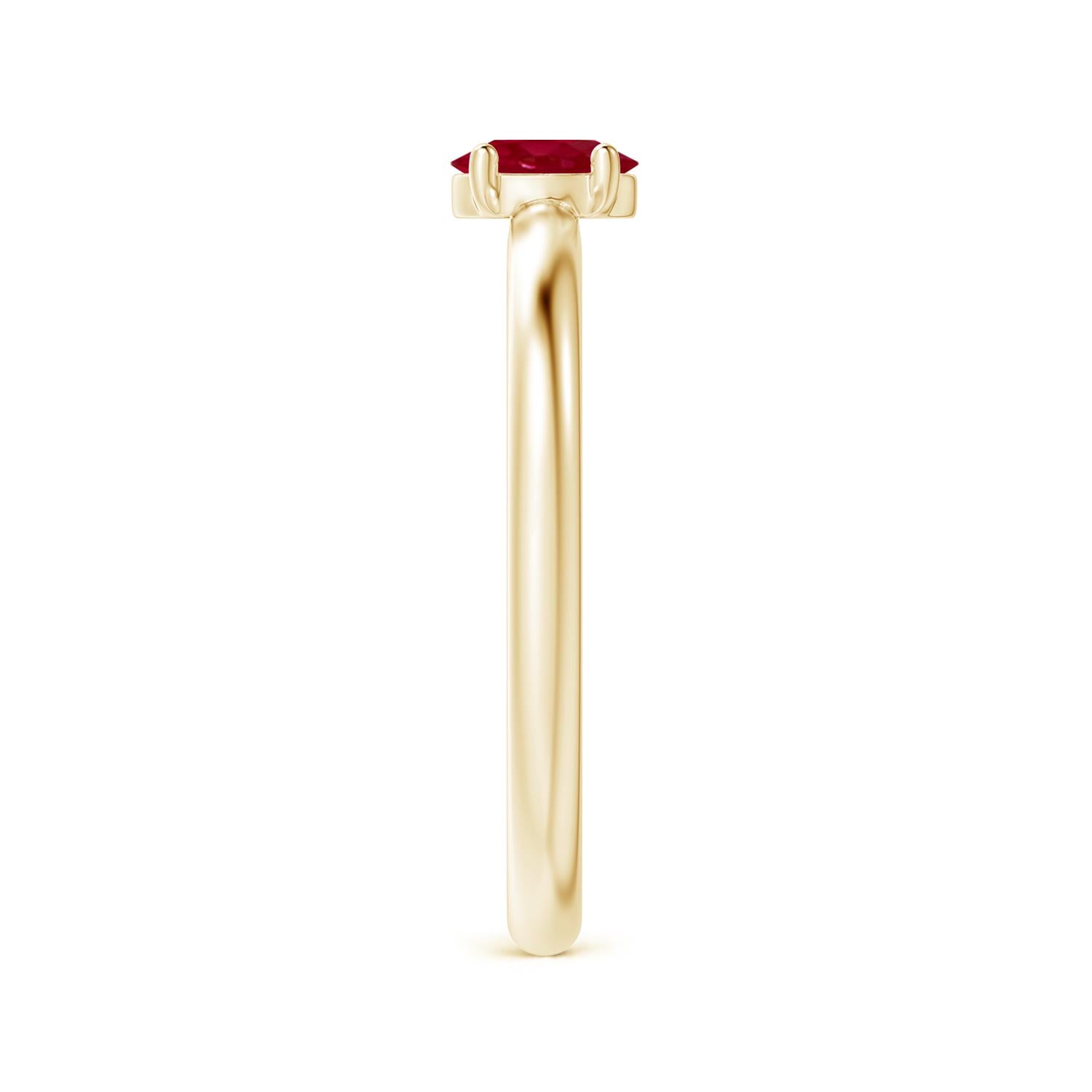 En vente :  ANGARA Bague solitaire ovale avec promesse en or jaune 14 carats et rubis de 0,40 carat 5