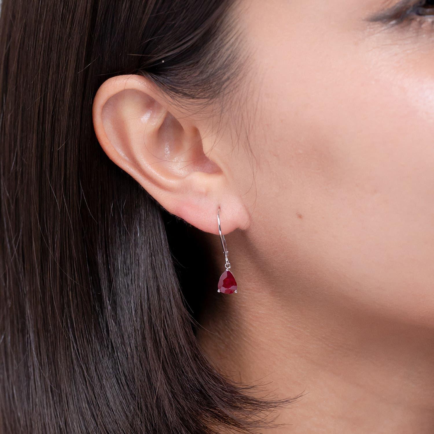 Moderne Angara - Boucles d'oreilles en or 14 carats avec solitaire naturel en forme de poire et rubis de 2,3 ct en vente