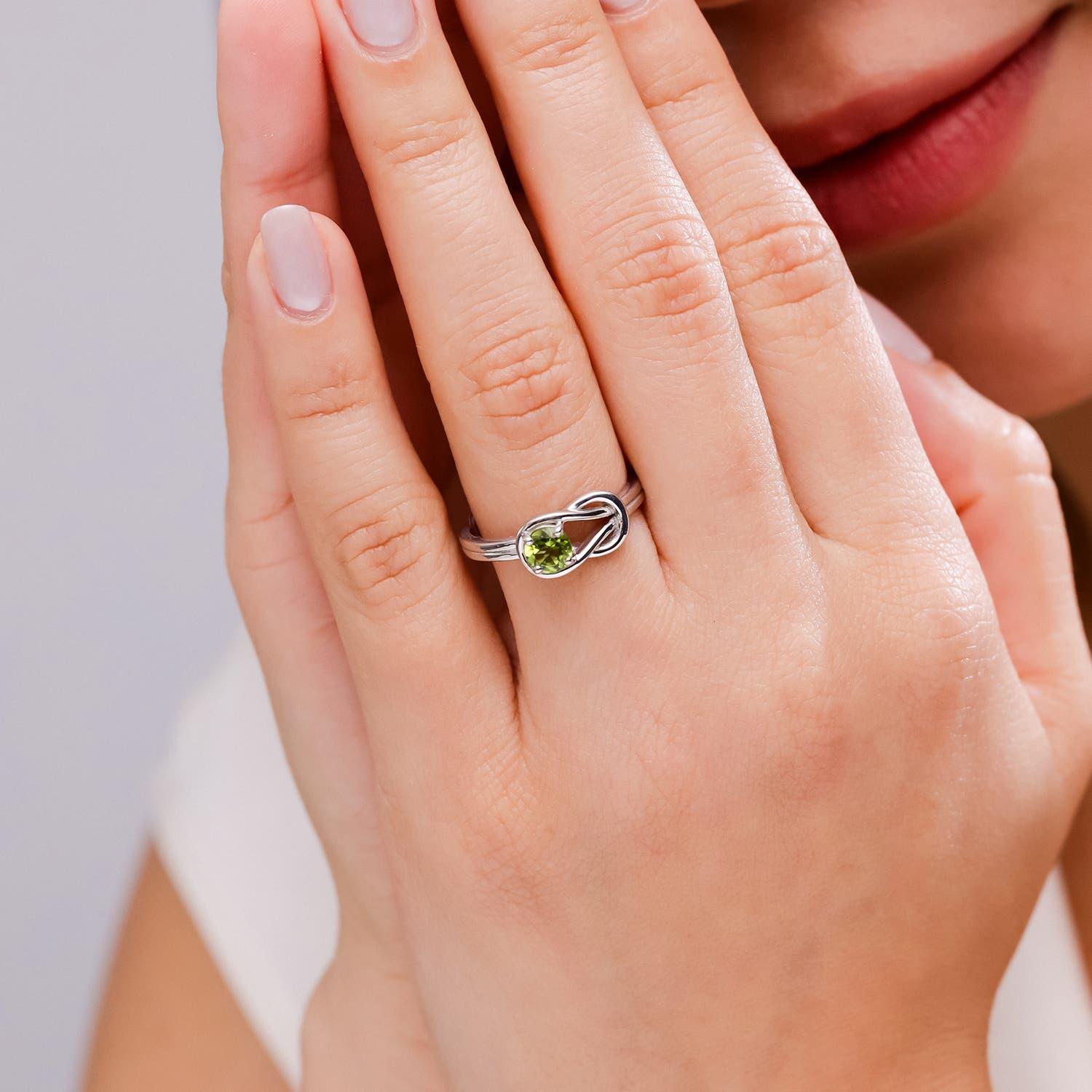 Moderno Angara Anello solitario naturale con peridoto e nodo infinito in oro massiccio 14K per donna in vendita