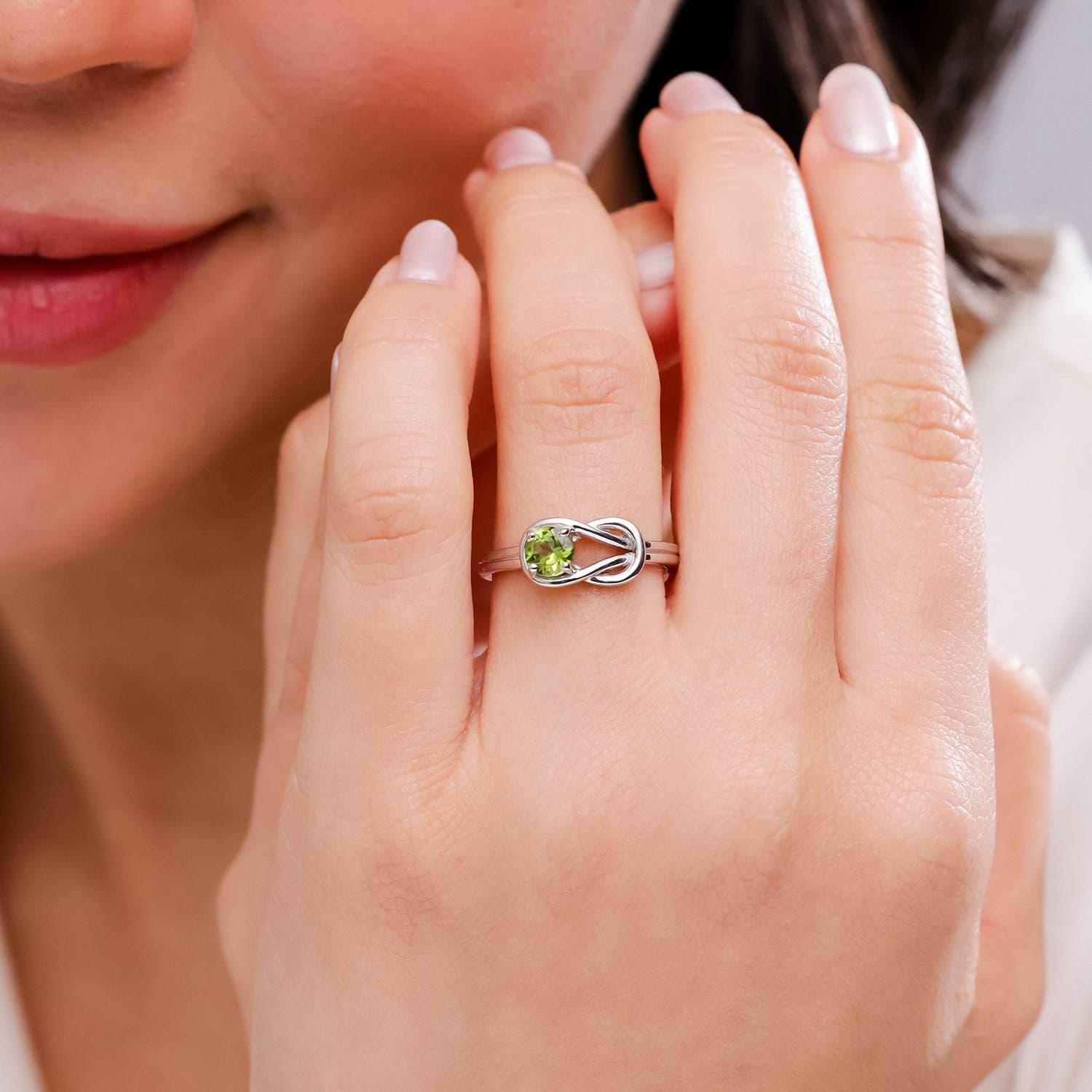 Taglio rotondo Angara Anello solitario naturale con peridoto e nodo infinito in oro massiccio 14K per donna in vendita