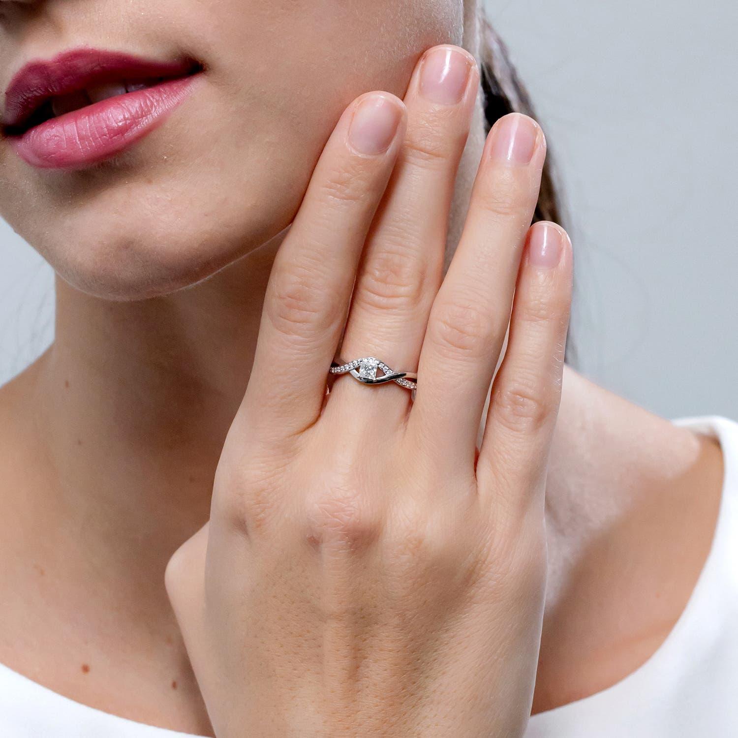 Angara Natürlicher Solitär Diamantring mit Prinzessinnenschliff aus massivem 14K Gold (Moderne) im Angebot
