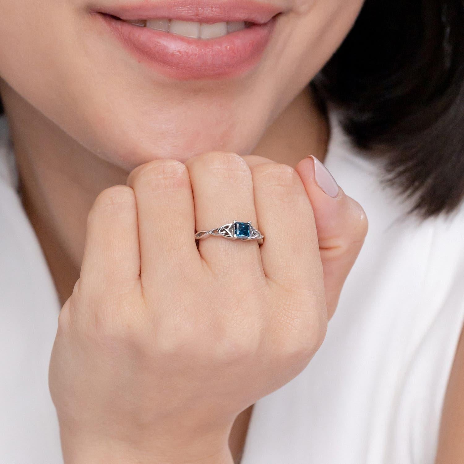 Angara Natürlicher Solitärring mit Princess-Schliff und blauem Diamanten in 14K Gold (Moderne) im Angebot