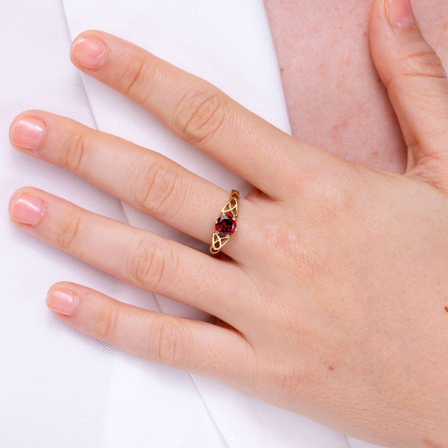 Modern Angara Natural Solitaire Round 1 ct Garnet Celtic Knot Ring in 14K Solid Gold For Sale