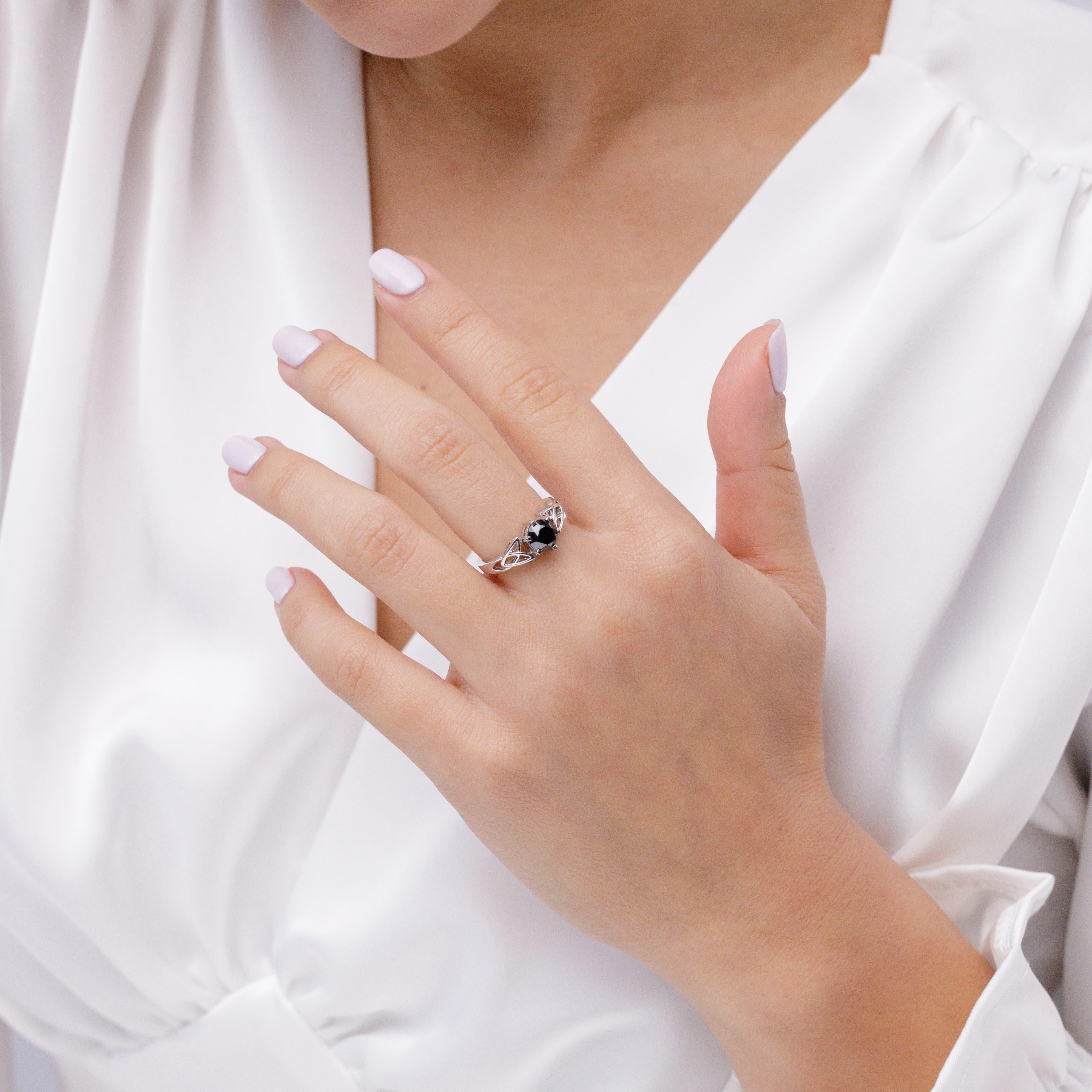 Anillo Angara de Diamante Negro Realzado con Solitario Natural Redondo de 1,25 ct en Oro de 14K Corte redondo en venta