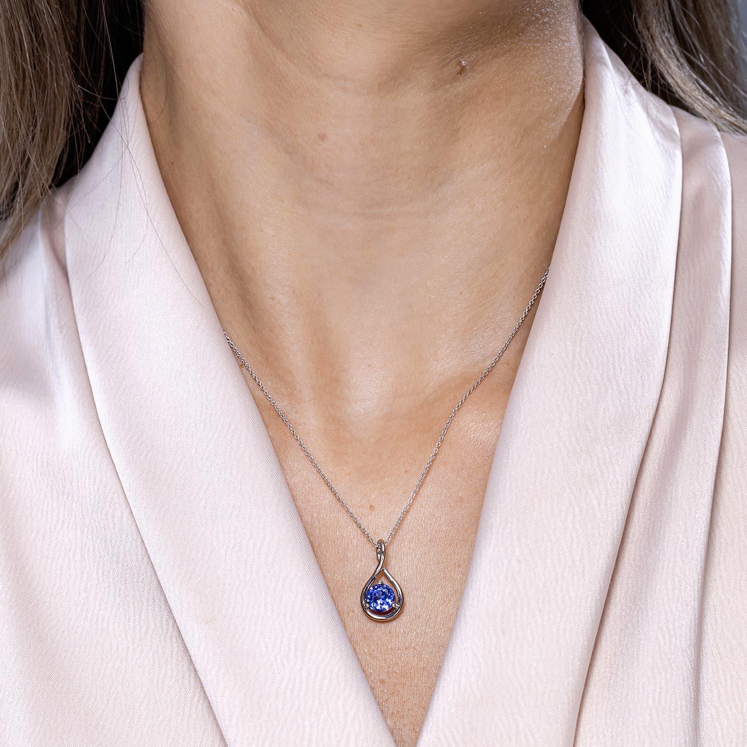 Moderne Angara Solitaire Naturel Rond 1.45 ct Tanzanite Pendentif Twist en or massif 14K en vente