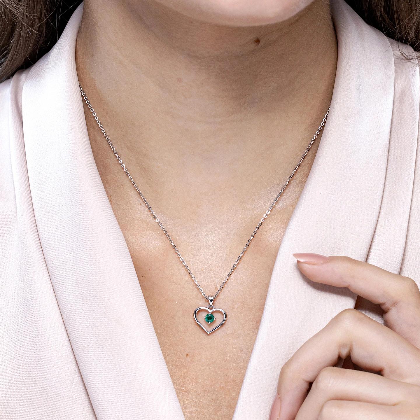 Angara Natürlicher Solitär Runder Smaragd Offener Herzanhänger in 14K Weißgold (Moderne) im Angebot