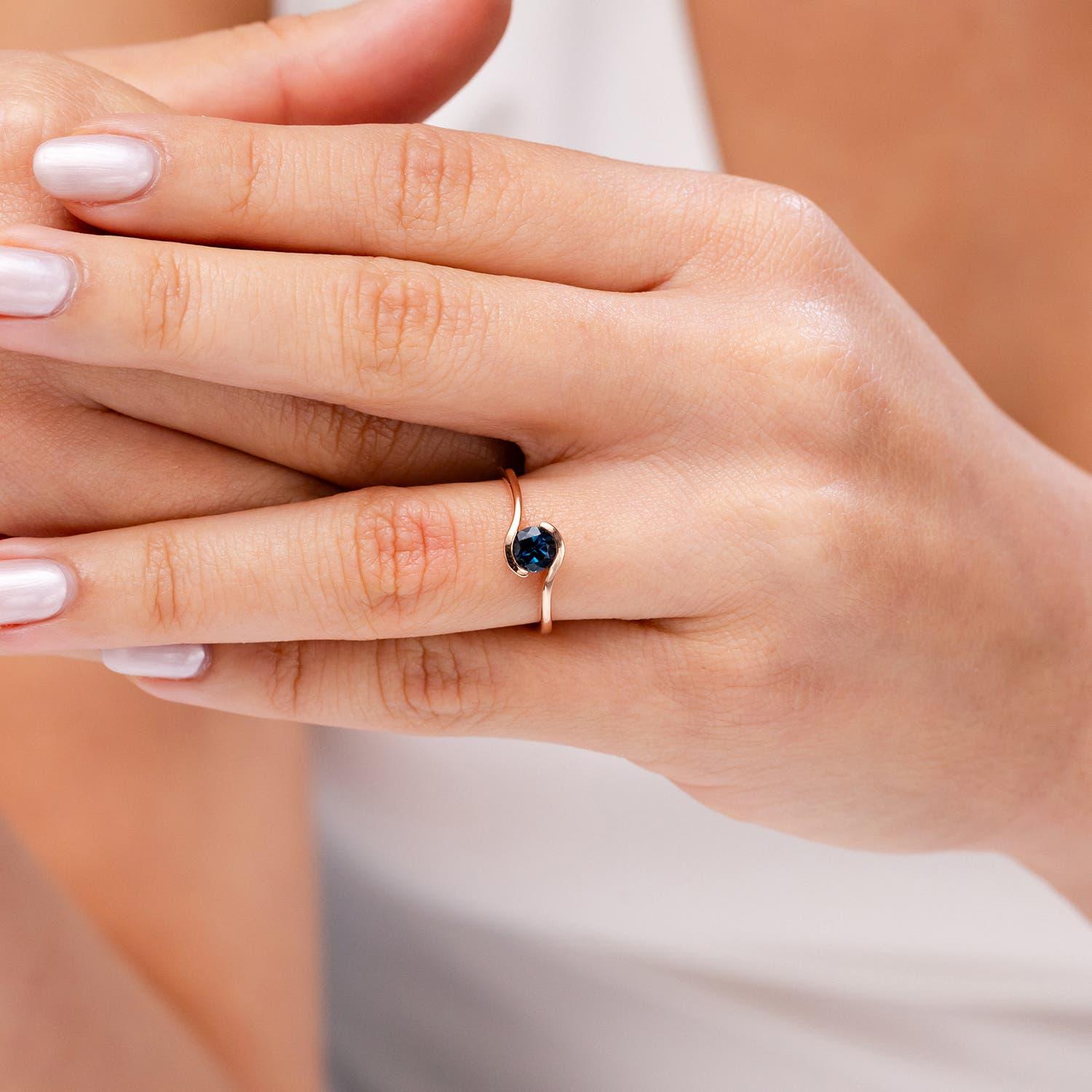 Angara Natürlicher Solitär Runder Londoner Blautopas Bypass Ring in 14K massivem Gold im Zustand „Neu“ im Angebot in Los Angeles, CA