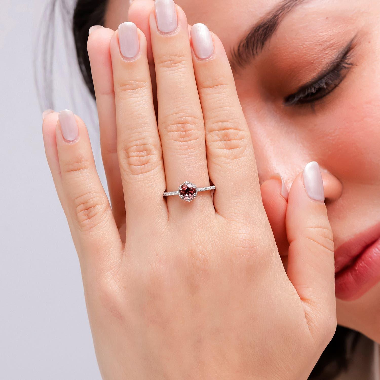 Angara Natürlicher Solitär Runder Rosa Turmalin Ring mit Diamant in 14K Gold (Rundschliff) im Angebot