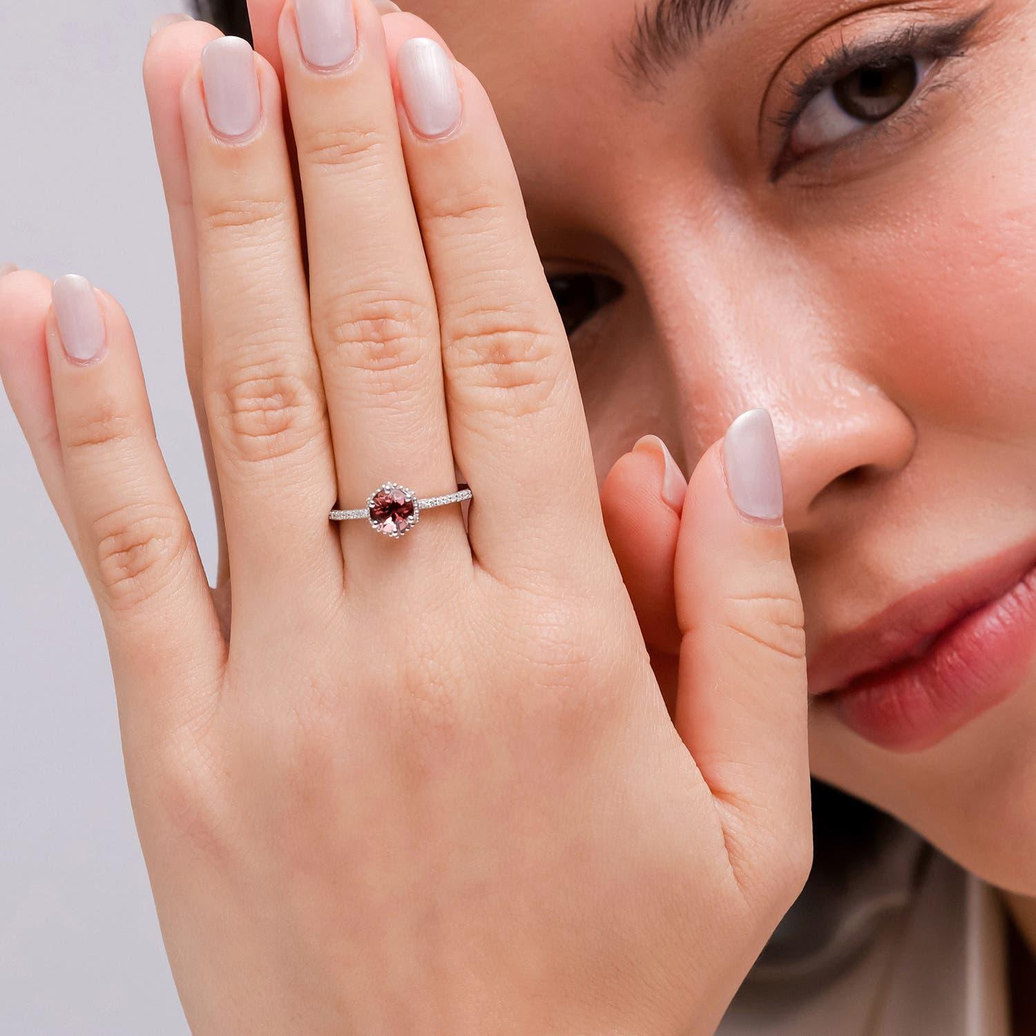 Angara Natürlicher Solitär Runder Rosa Turmalin Ring mit Diamant in 14K Gold im Zustand „Neu“ im Angebot in Los Angeles, CA