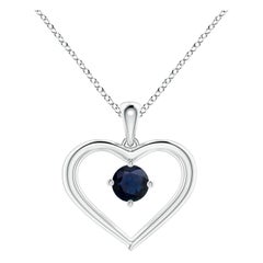Pendentif en or blanc 14K avec saphir rond solitaire naturel et cœur ouvert Angara