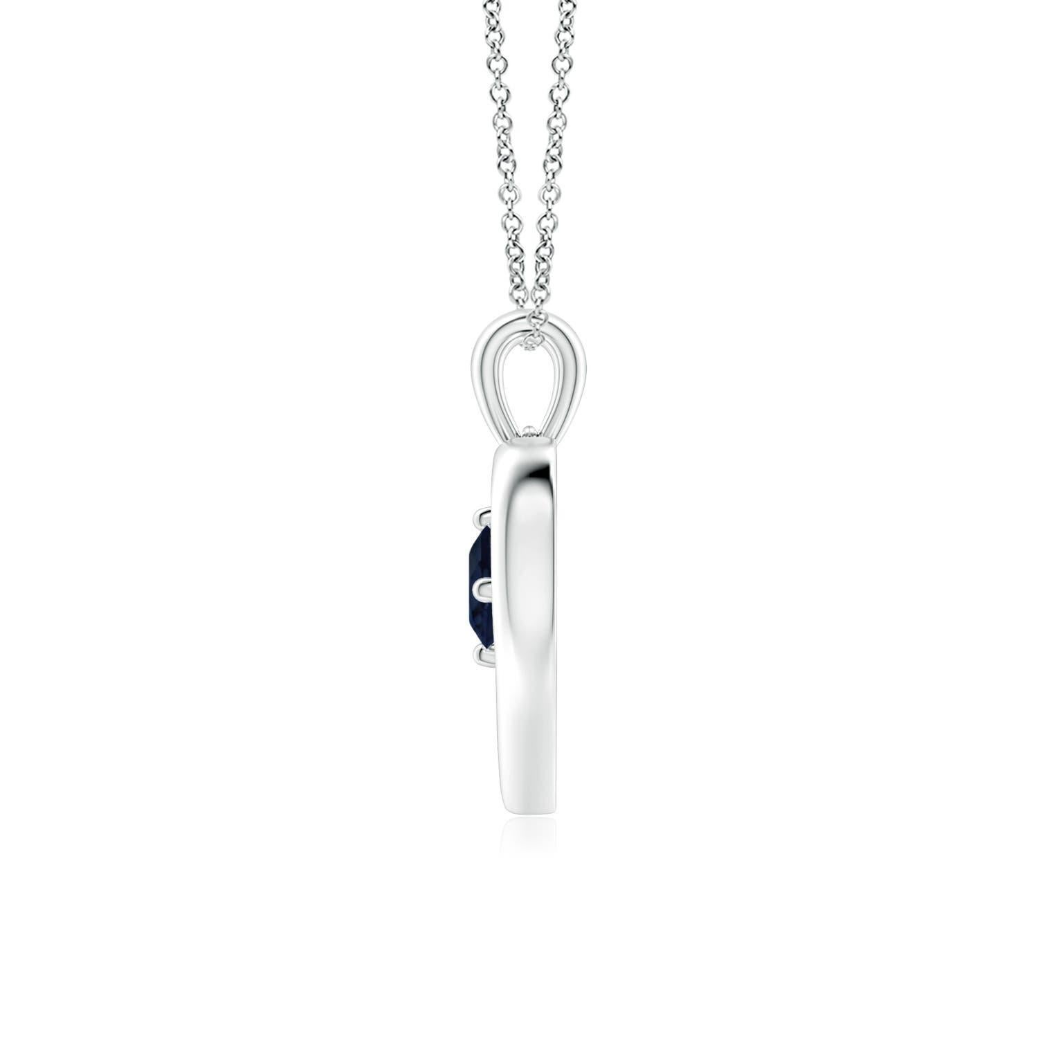 Ce resplendissant pendentif en platine serti de saphirs en forme de cœur ouvert est à la fois simple et magnifique. L'agréable pierre précieuse bleue semble hypnotisante en combinaison avec le cadre lustré en forme de cœur ouvert.
Le saphir bleu est