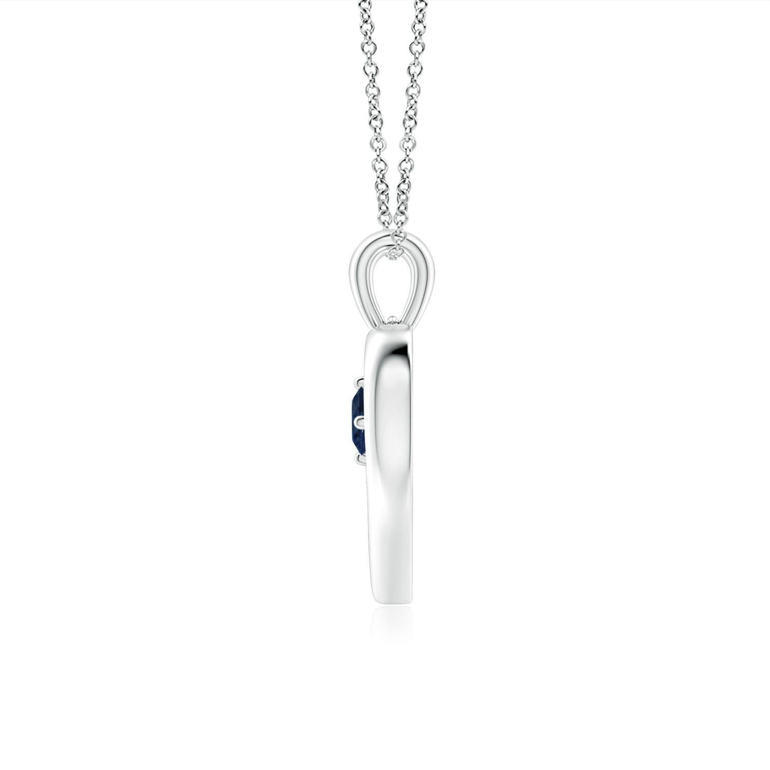 Ce resplendissant pendentif en platine serti de saphirs en forme de cœur ouvert est à la fois simple et magnifique. L'agréable pierre précieuse bleue semble hypnotisante en combinaison avec le cadre lustré en forme de cœur ouvert.
Le saphir bleu est