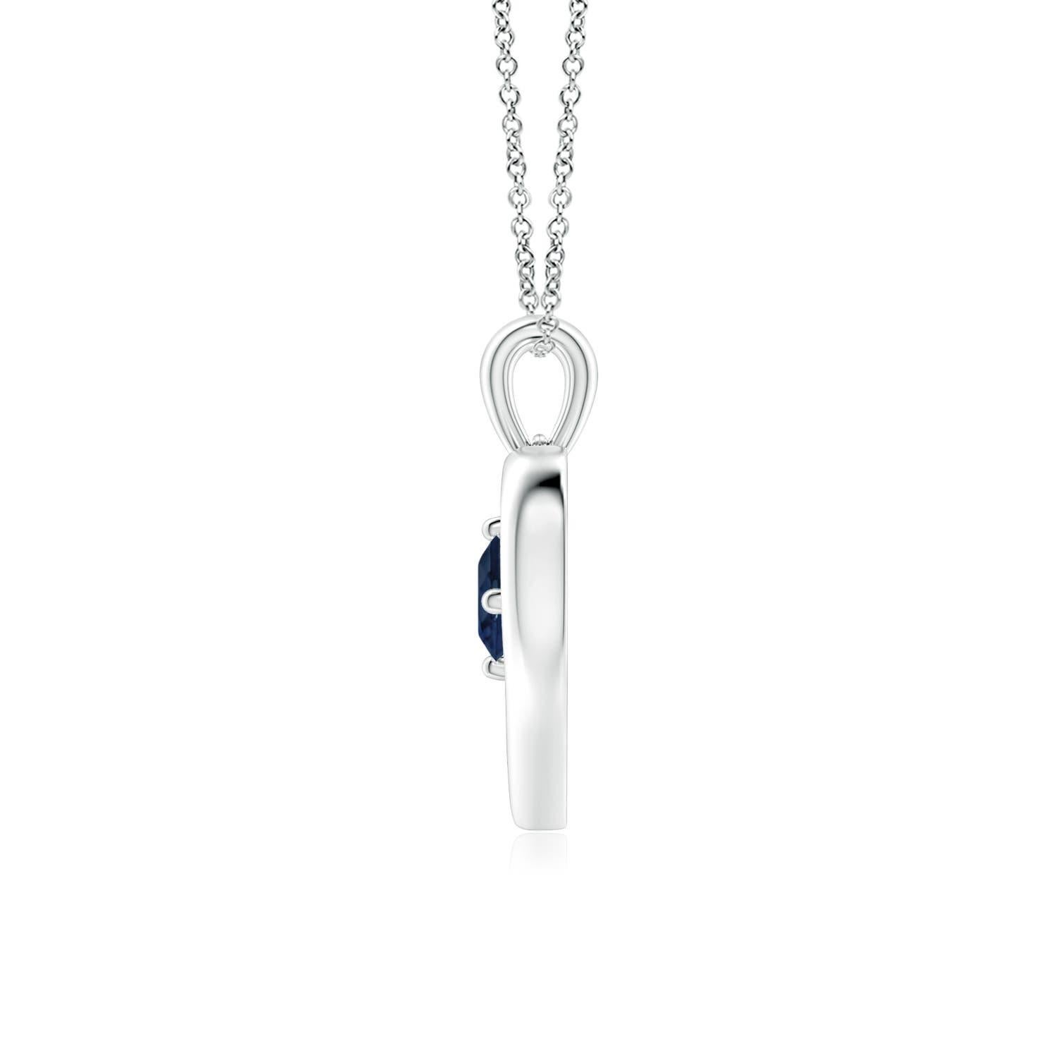 Ce resplendissant pendentif en platine serti de saphirs en forme de cœur ouvert est à la fois simple et magnifique. L'agréable pierre précieuse bleue semble hypnotisante en combinaison avec le cadre lustré en forme de cœur ouvert.
Le saphir bleu est