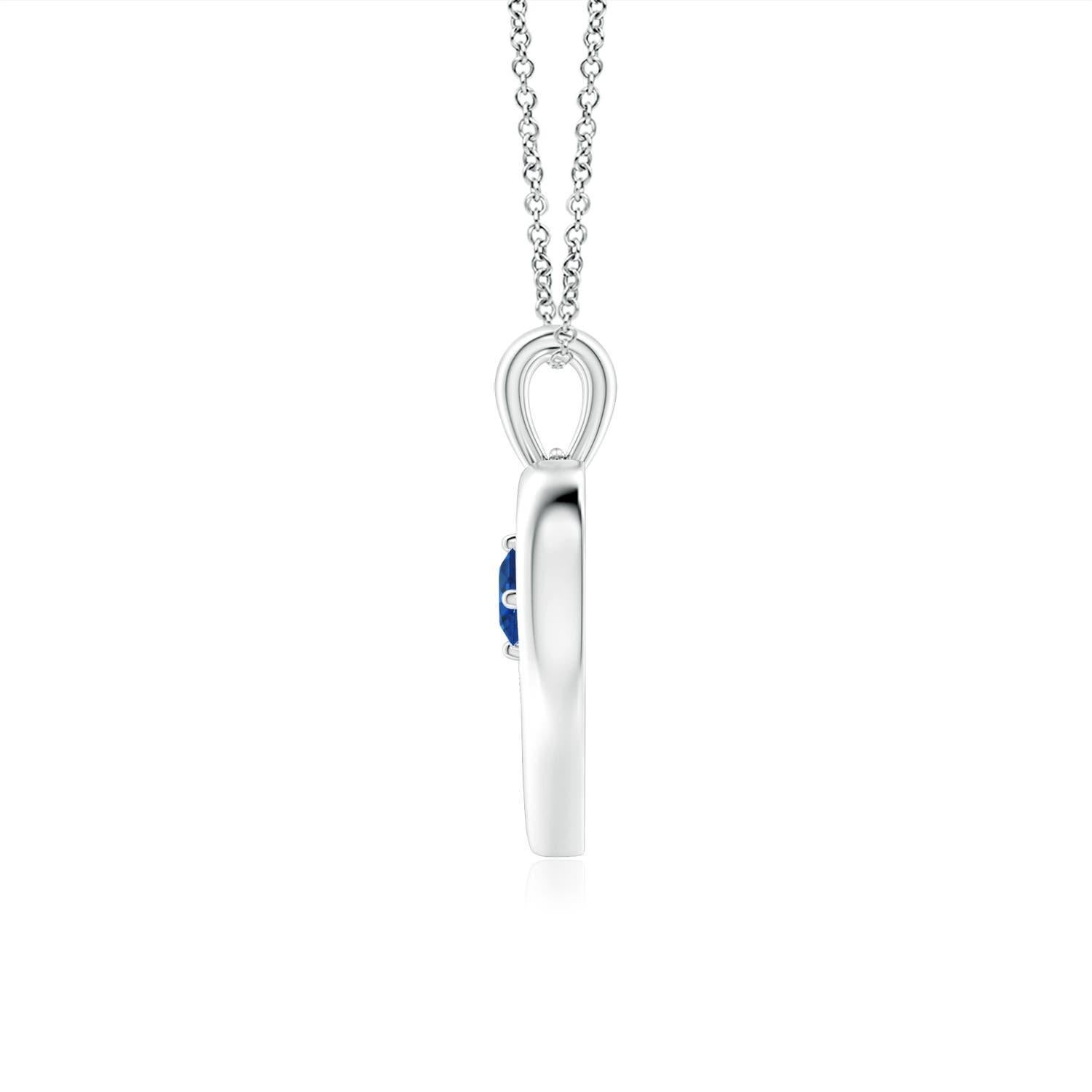 Ce resplendissant pendentif en platine serti de saphirs en forme de cœur ouvert est à la fois simple et magnifique. L'agréable pierre précieuse bleue semble hypnotisante en combinaison avec le cadre lustré en forme de cœur ouvert.
Le saphir bleu est