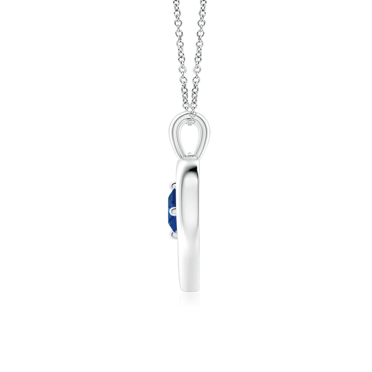 Ce resplendissant pendentif en platine serti de saphirs en forme de cœur ouvert est à la fois simple et magnifique. L'agréable pierre précieuse bleue semble hypnotisante en combinaison avec le cadre lustré en forme de cœur ouvert.
Le saphir bleu est