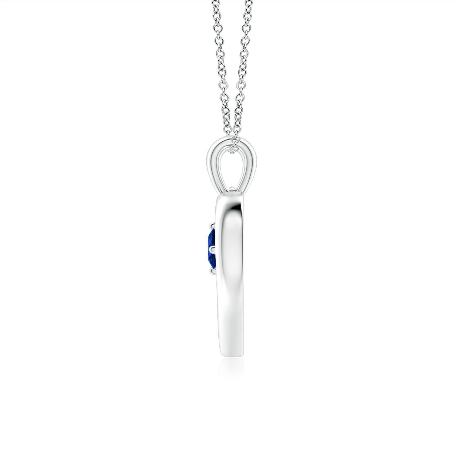 Ce resplendissant pendentif en platine serti de saphirs en forme de cœur ouvert est à la fois simple et magnifique. L'agréable pierre précieuse bleue semble hypnotisante en combinaison avec le cadre lustré en forme de cœur ouvert.
Le saphir bleu est