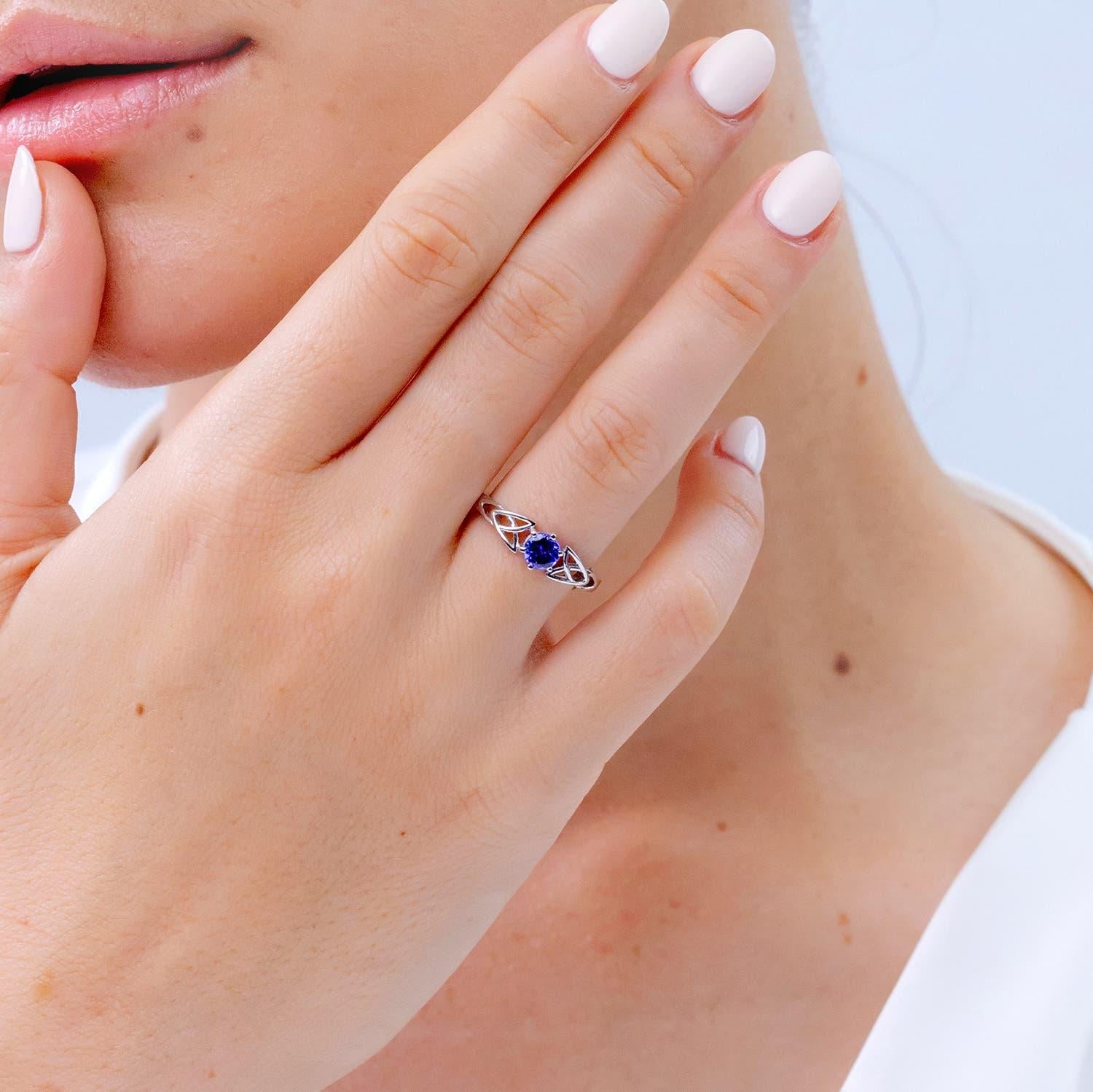 Angara natürlichen Solitär Runde Tansanit keltischen Knoten Ring in 14K massivem Gold (Moderne) im Angebot