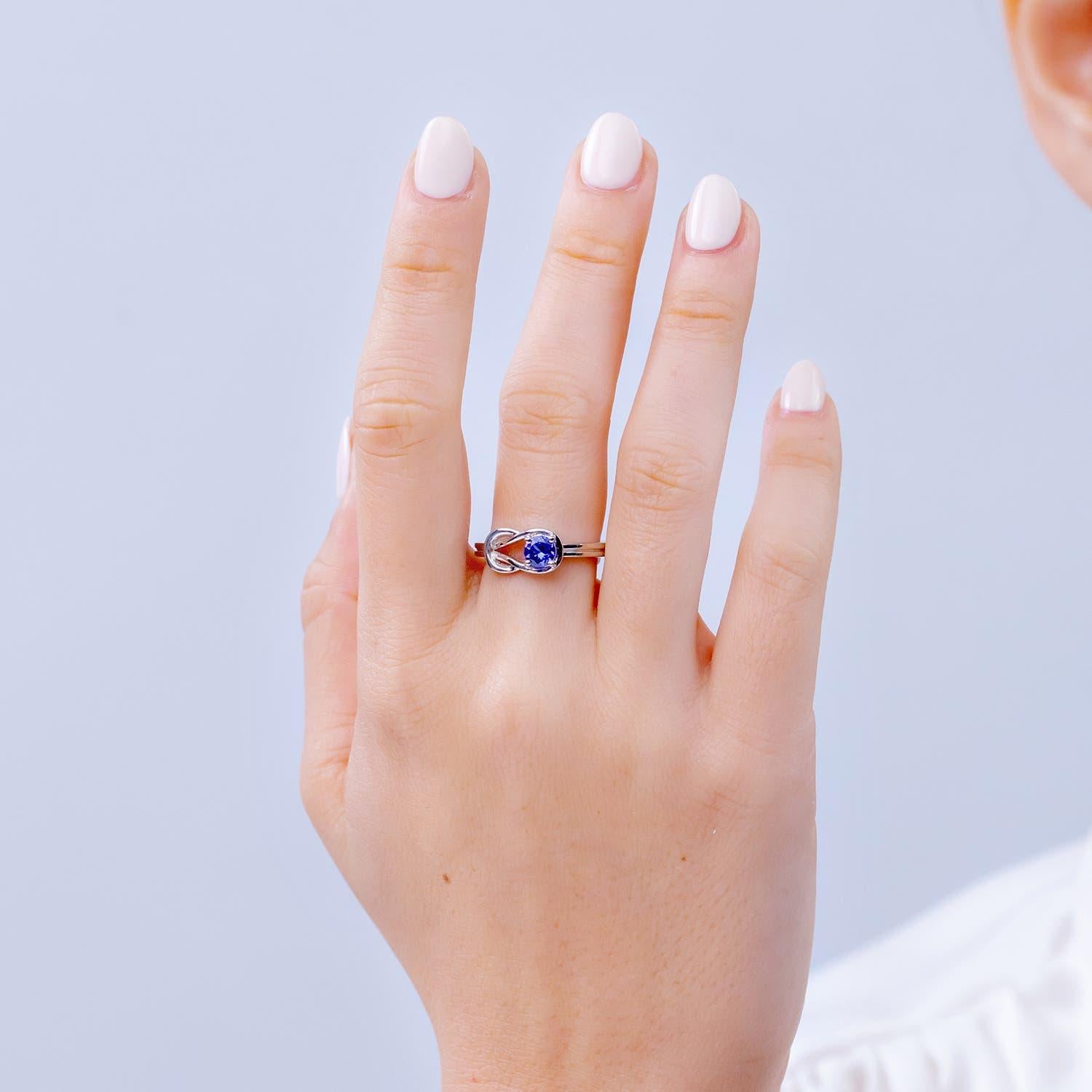 Angara natürlichen Solitär Tanzanite Infinity Knot Ring in 14K massivem Gold (Moderne) im Angebot