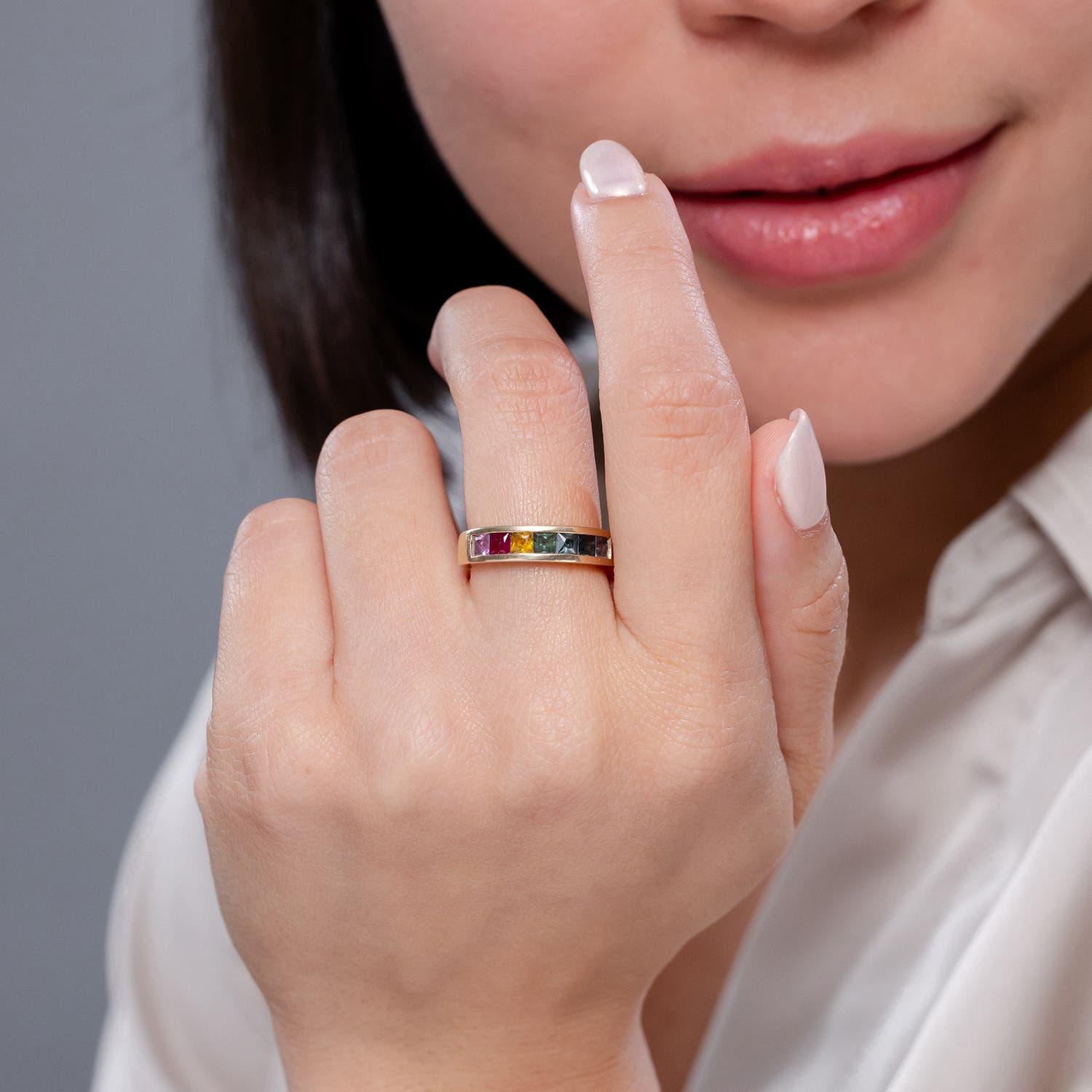 Anello Angara Nature Spectra Square Multi-Sapphire Non-Eternity in oro massiccio 14 carati In condizioni Nuovo in vendita a Los Angeles, CA