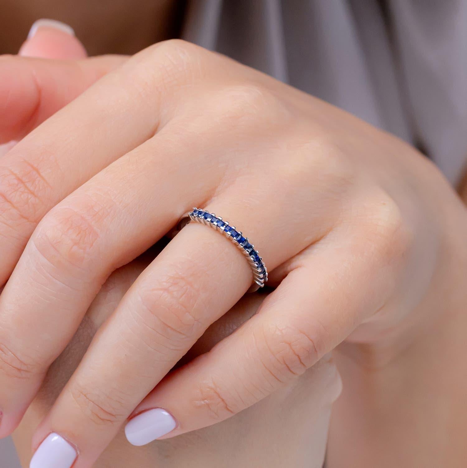 Moderno Anello di matrimonio semi-eternità con zaffiro blu quadrato naturale di Angara in oro massiccio 14 carati in vendita