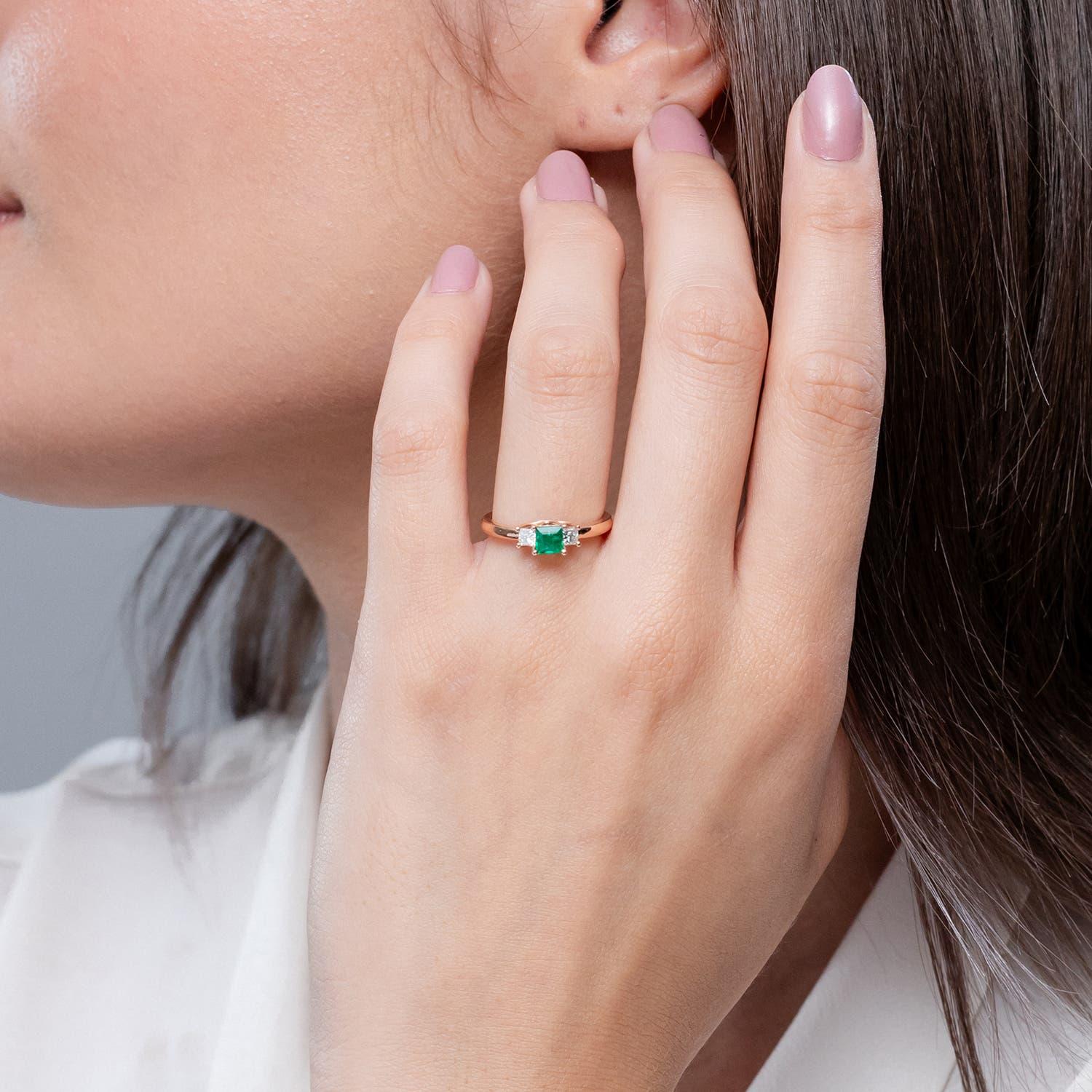 Angara Anillo de compromiso de esmeralda cuadrada natural y diamante princesa Oro macizo de 14 quilates Corte cuadrado en venta