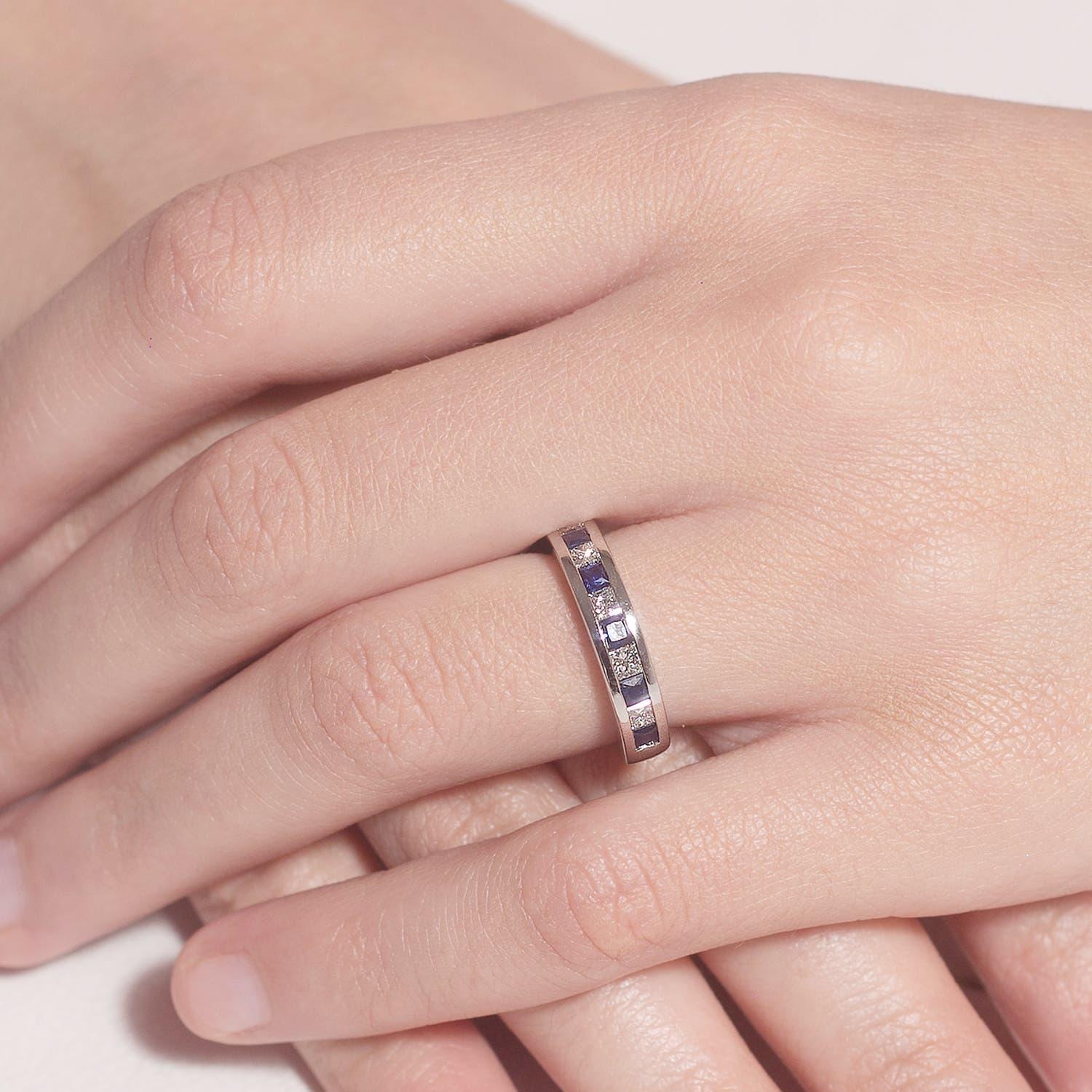 Quadrato Anello Angara con zaffiro quadrato naturale e diamante a mezza eternità in oro massiccio 14 carati in vendita