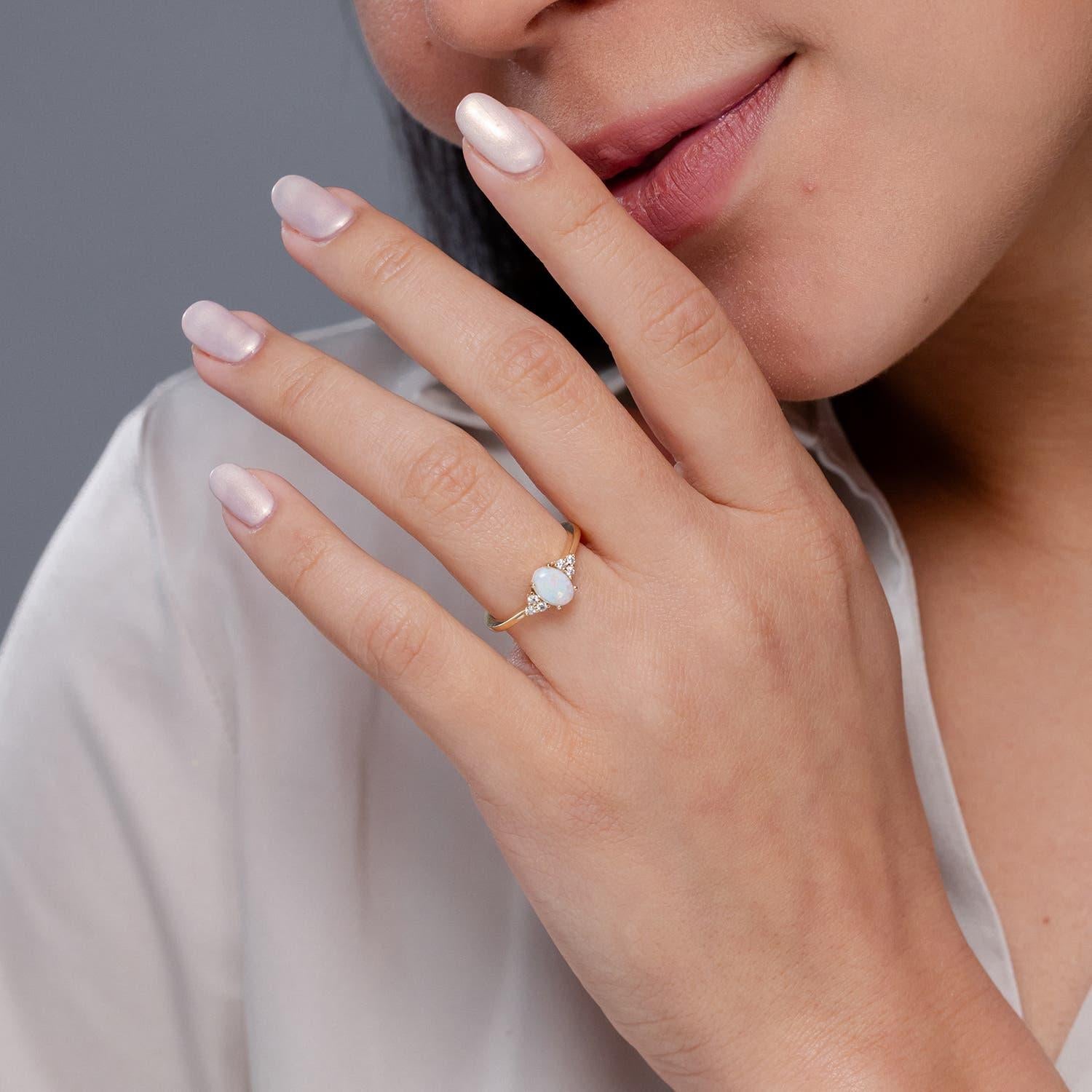 Angara Natural Tapered Shank Oval Opal Ring mit Trio Diamant in 14K Solid Gold (Moderne) im Angebot