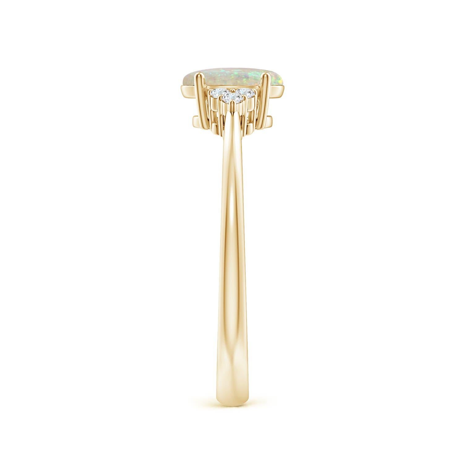 Angara Natural Tapered Shank Oval Opal Ring mit Trio Diamant in 14K Solid Gold (Ovalschliff) im Angebot