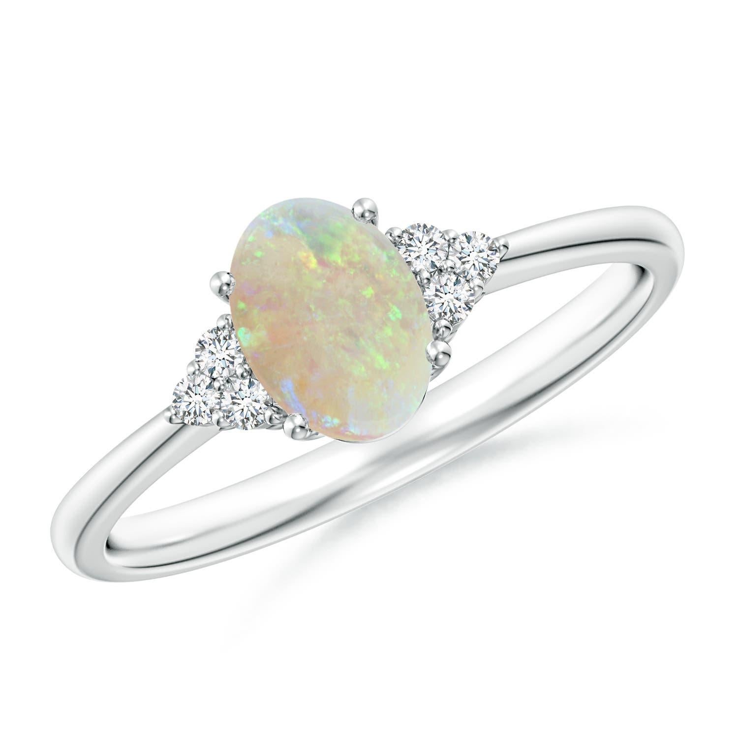 Angara Natural Tapered Shank Oval Opal Ring mit Trio Diamant in 14K Solid Gold im Angebot 1