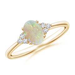 Angara Natural Tapered Shank Oval Opal Ring mit Trio Diamant in 14K Solid Gold