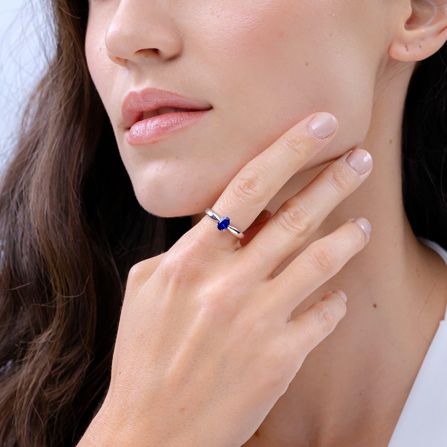 Angara natürlichen verjüngten Schaft Oval Solitär Saphir Ring in 14K massivem Gold (Moderne) im Angebot