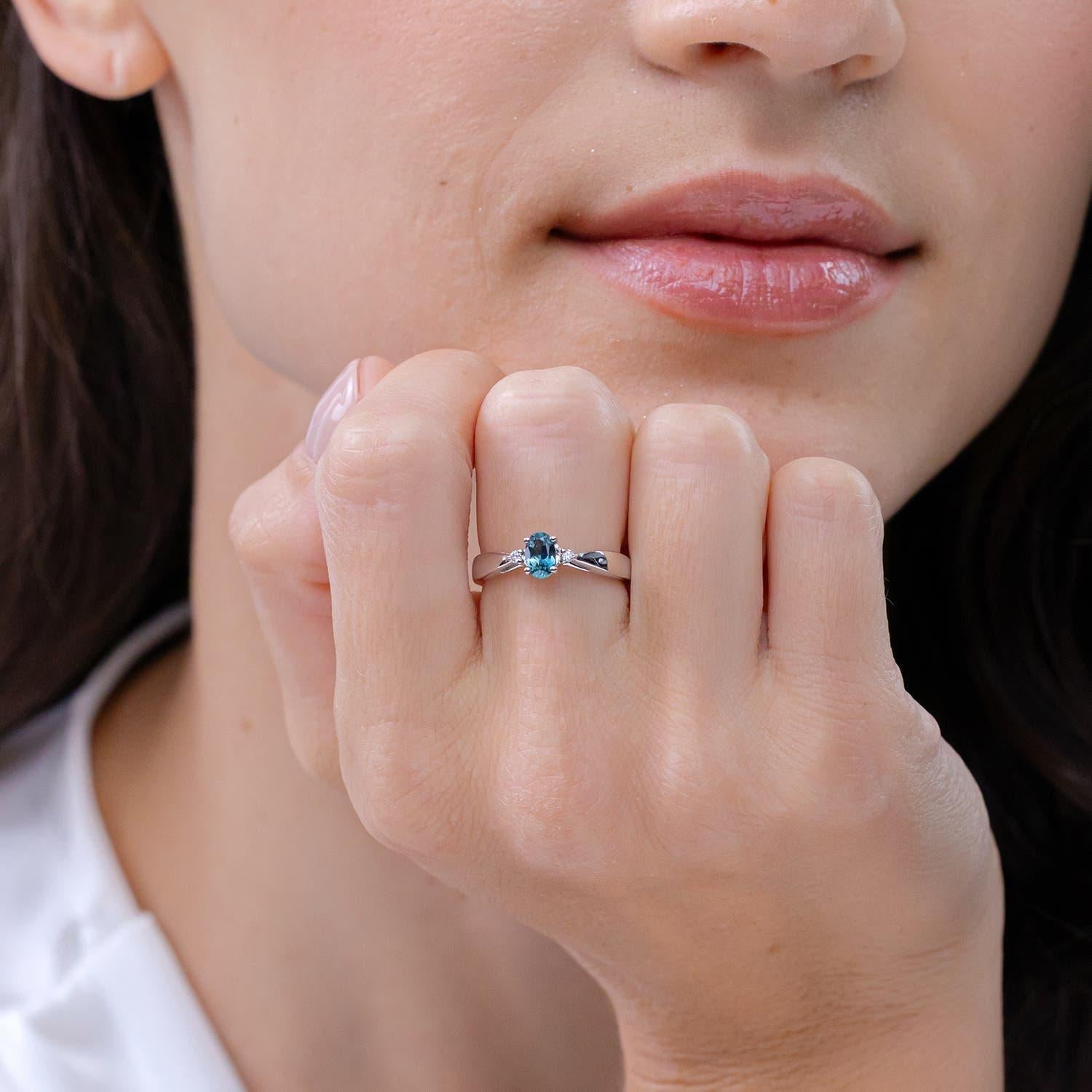Angara Natural Teal Montana Sapphire Solitär Ring mit Diamanten in 14K Gold (Moderne) im Angebot