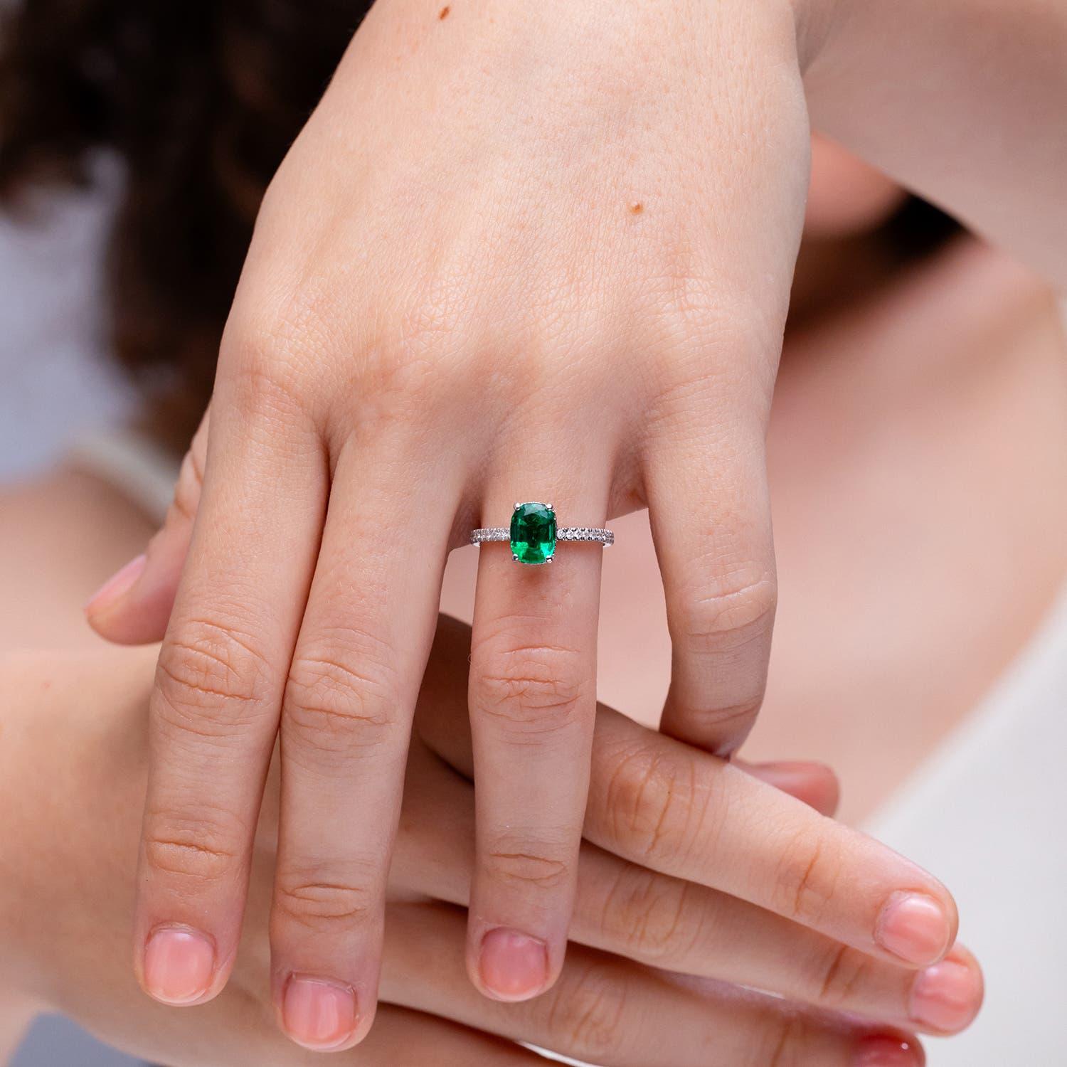 Moderno Anello Angara con smeraldo naturale a gambo sottile da 1,25 carati e diamante in oro 14 carati in vendita