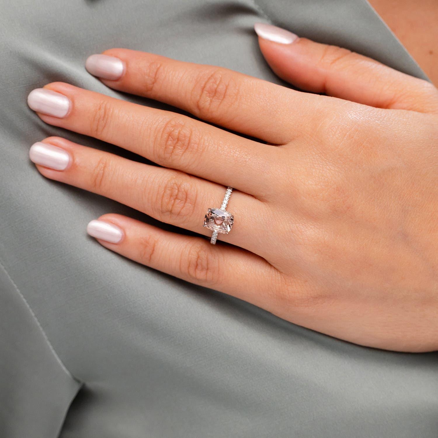Angara natürlichen dünnen Schaft Kissen 1,8 kt Morganit Ring mit Diamant in 14K Gold im Zustand „Neu“ im Angebot in Los Angeles, CA