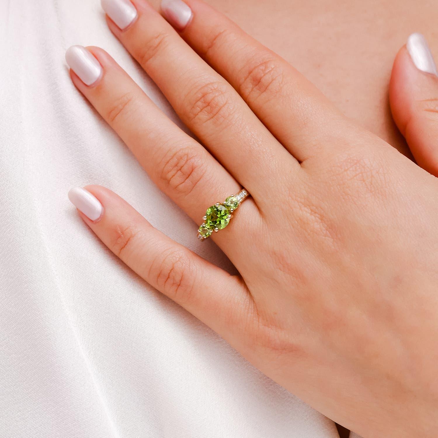 Angara natürlichen drei Stein 1,4 ct Peridot Ring mit Diamant in 14K massivem Gold (Rundschliff) im Angebot