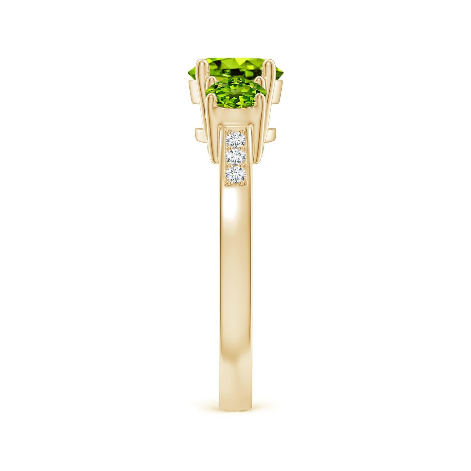 Angara natürlichen drei Stein 1,4 ct Peridot Ring mit Diamant in 14K massivem Gold im Zustand „Neu“ im Angebot in Los Angeles, CA