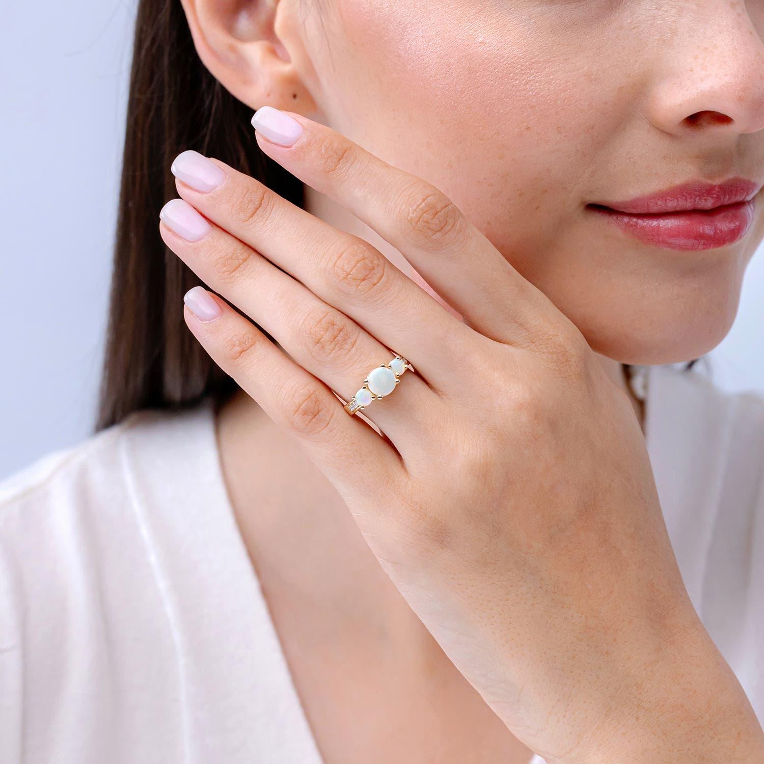 Angara natürlichen drei Stein Runde Opal Ring mit Diamant-Akzent in 14K massivem Gold (Moderne) im Angebot