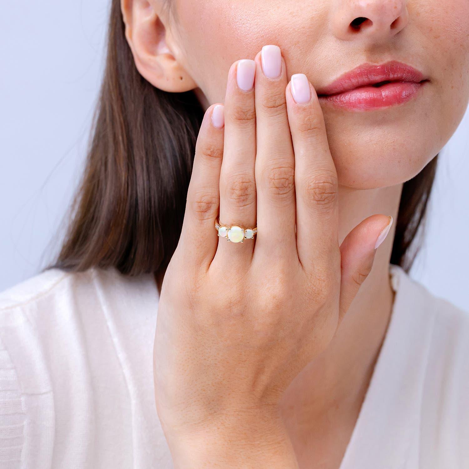 Angara natürlichen drei Stein Runde Opal Ring mit Diamant-Akzent in 14K massivem Gold (Rundschliff) im Angebot