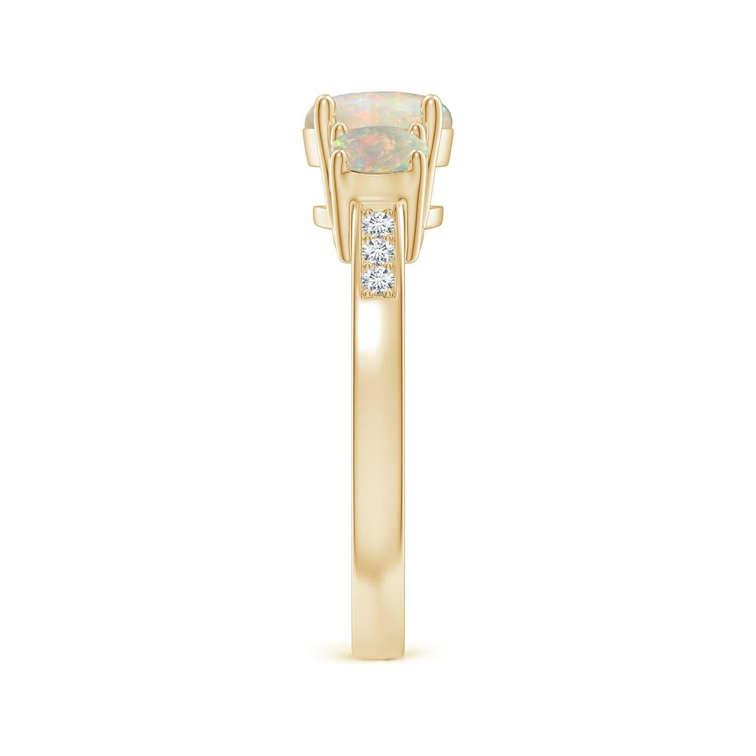 Angara natürlichen drei Stein Runde Opal Ring mit Diamant-Akzent in 14K massivem Gold im Zustand „Neu“ im Angebot in Los Angeles, CA