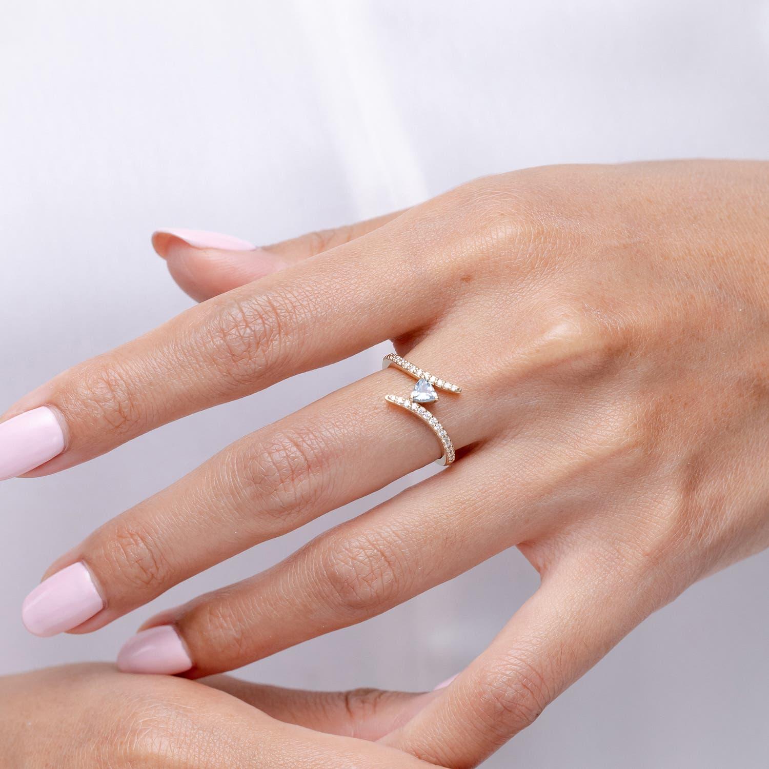 Anello Angara con acquamarina naturale Trillion e diamanti in oro massiccio 14 carati In condizioni Nuovo in vendita a Los Angeles, CA