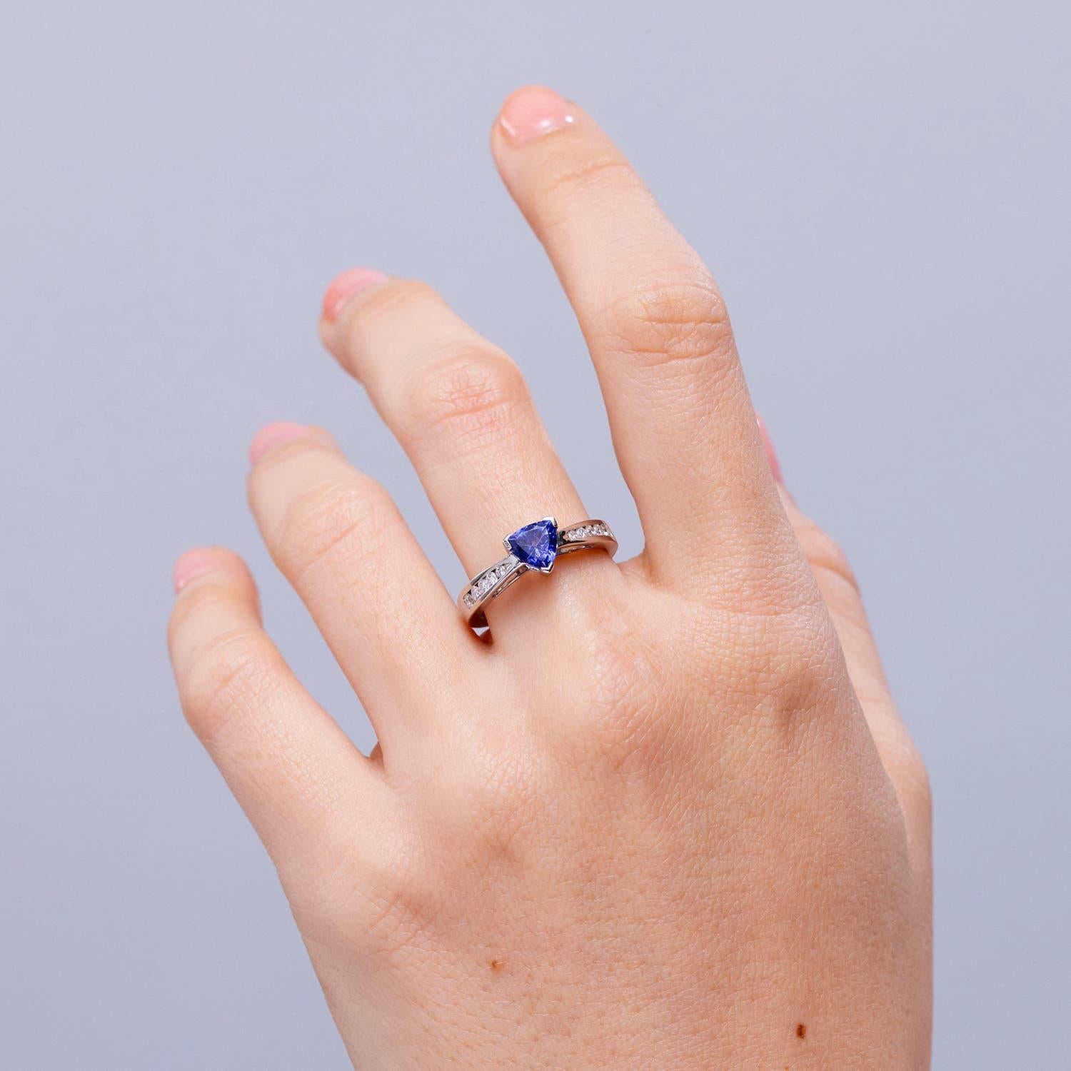 Moderno Anello solitario con tanzanite Angara Nature Trillion e accenti di diamanti in oro 14K in vendita