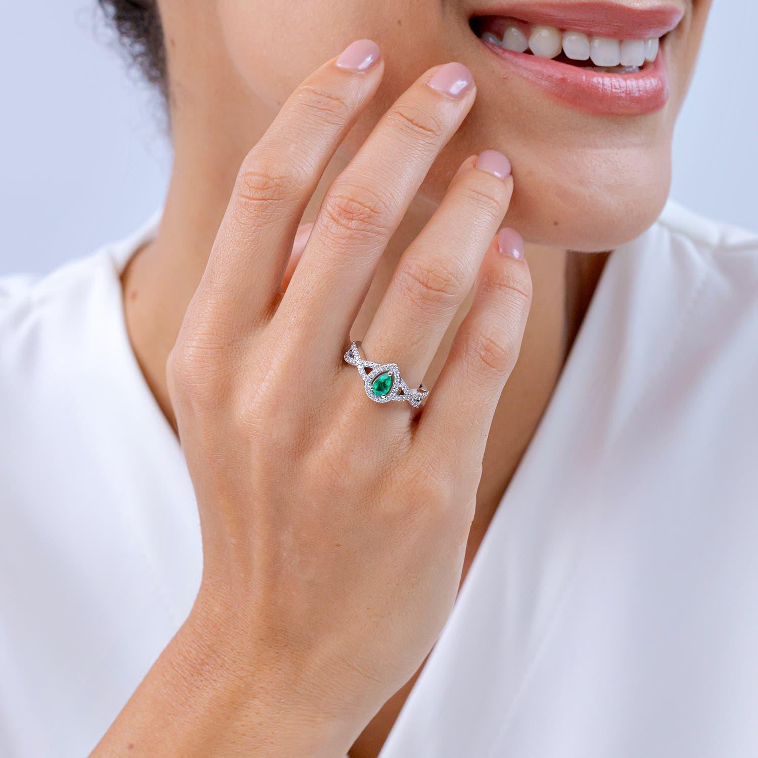 Anillo Angara de esmeralda pera natural de caña torcida con halo de diamantes en oro macizo de 14 quilates Moderno en venta