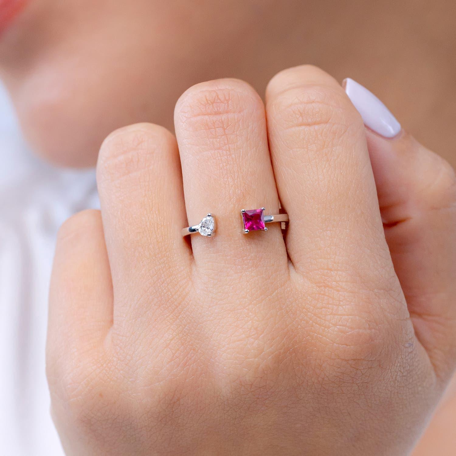 Angara Natural Zwei-Stein-Quadrat Rubin & Birne Diamant offener Ring in 14K massivem Gold (Moderne) im Angebot