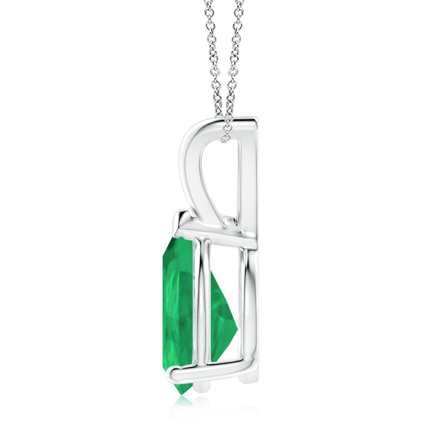 Suspendida de una paca en V hay una esmeralda resplandeciente en una hermosa forma de pera. Está engarzada con una púa en V que sujeta el extremo puntiagudo. Elaborado en platino, este colgante en forma de gota de esmeralda seduce con su exuberante