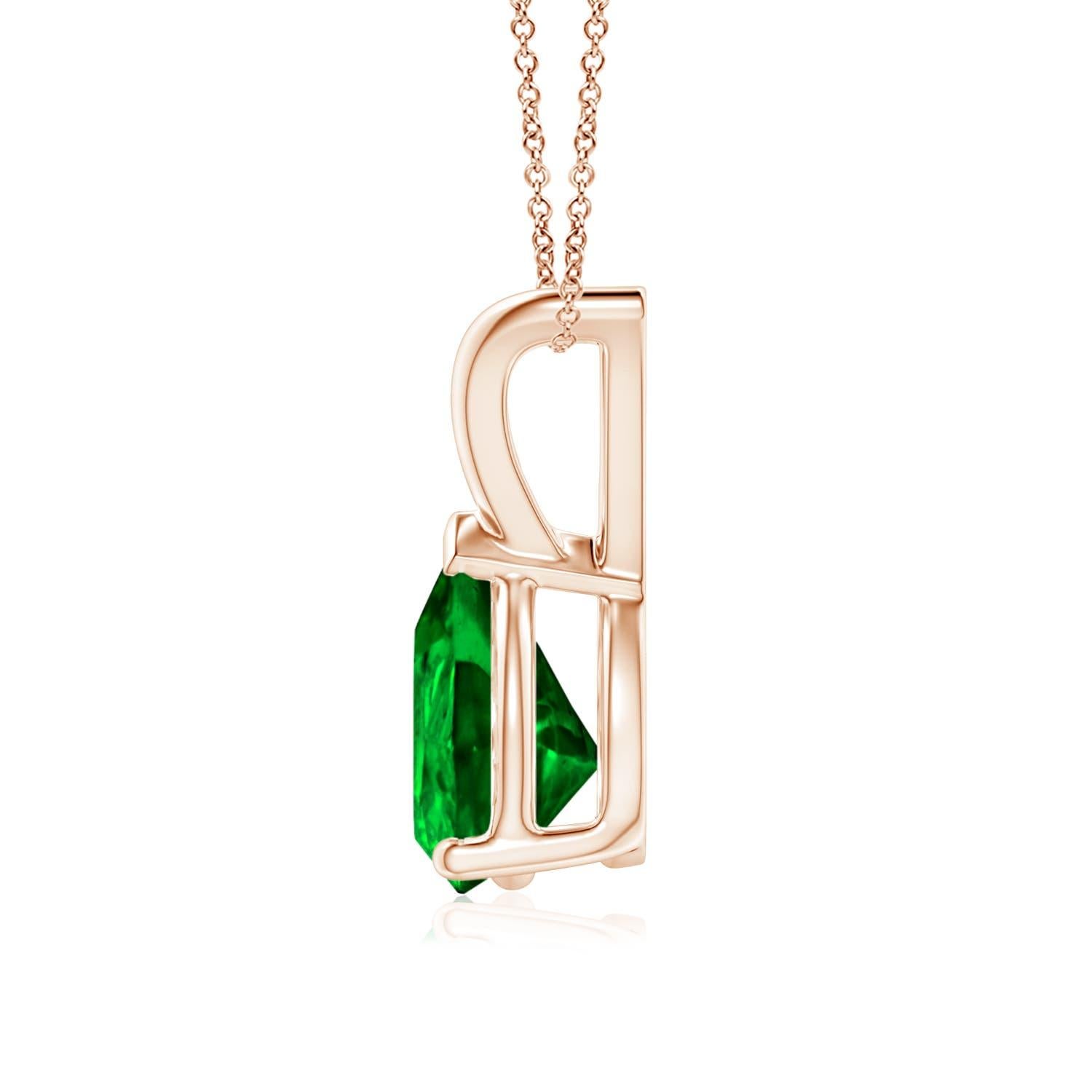 Suspendida de una paca en V hay una esmeralda resplandeciente en una hermosa forma de pera. Está engarzada con una púa en V que sujeta el extremo puntiagudo. Elaborado en oro rosa de 14 quilates, este colgante en forma de gota de esmeralda seduce