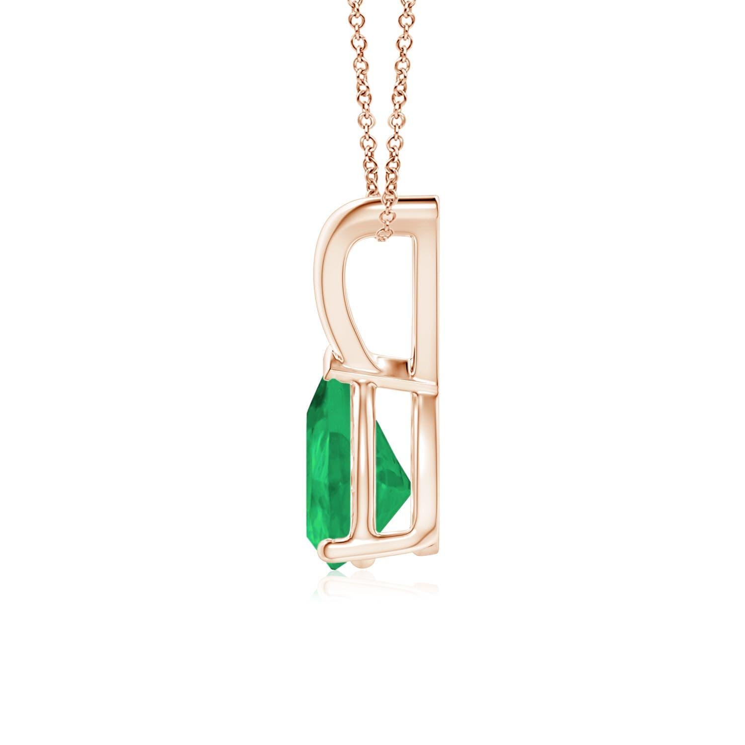 Sospeso da una balla a V c'è uno smeraldo scintillante in una splendida forma a pera. È incastonato in una montatura con una punta a V che fissa l'estremità appuntita. Realizzato in oro rosa 14k, questo ciondolo a goccia con smeraldo seduce con la