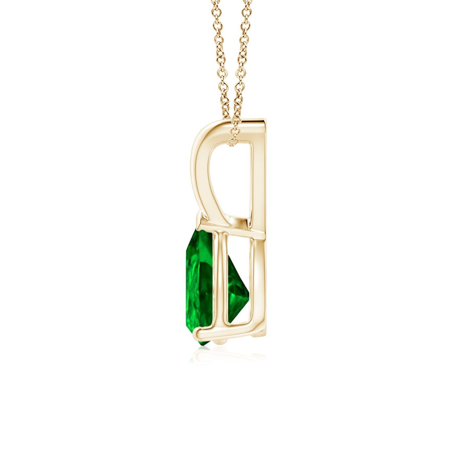 Sospeso da una balla a V c'è uno smeraldo scintillante in una splendida forma a pera. È incastonato in una montatura con una punta a V che fissa l'estremità appuntita. Realizzato in oro giallo 14k, questo ciondolo a goccia con smeraldo seduce con la