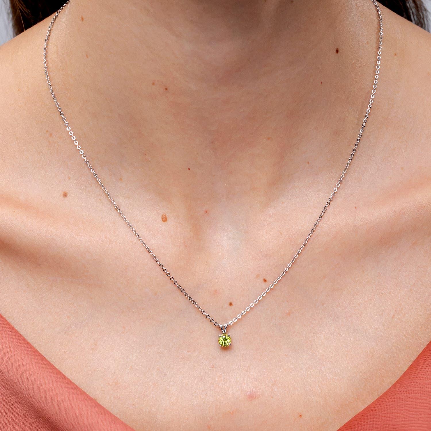 Moderne Pendentif solitaire en or massif 14K avec péridot rond naturel en V.I.I.I. en vente