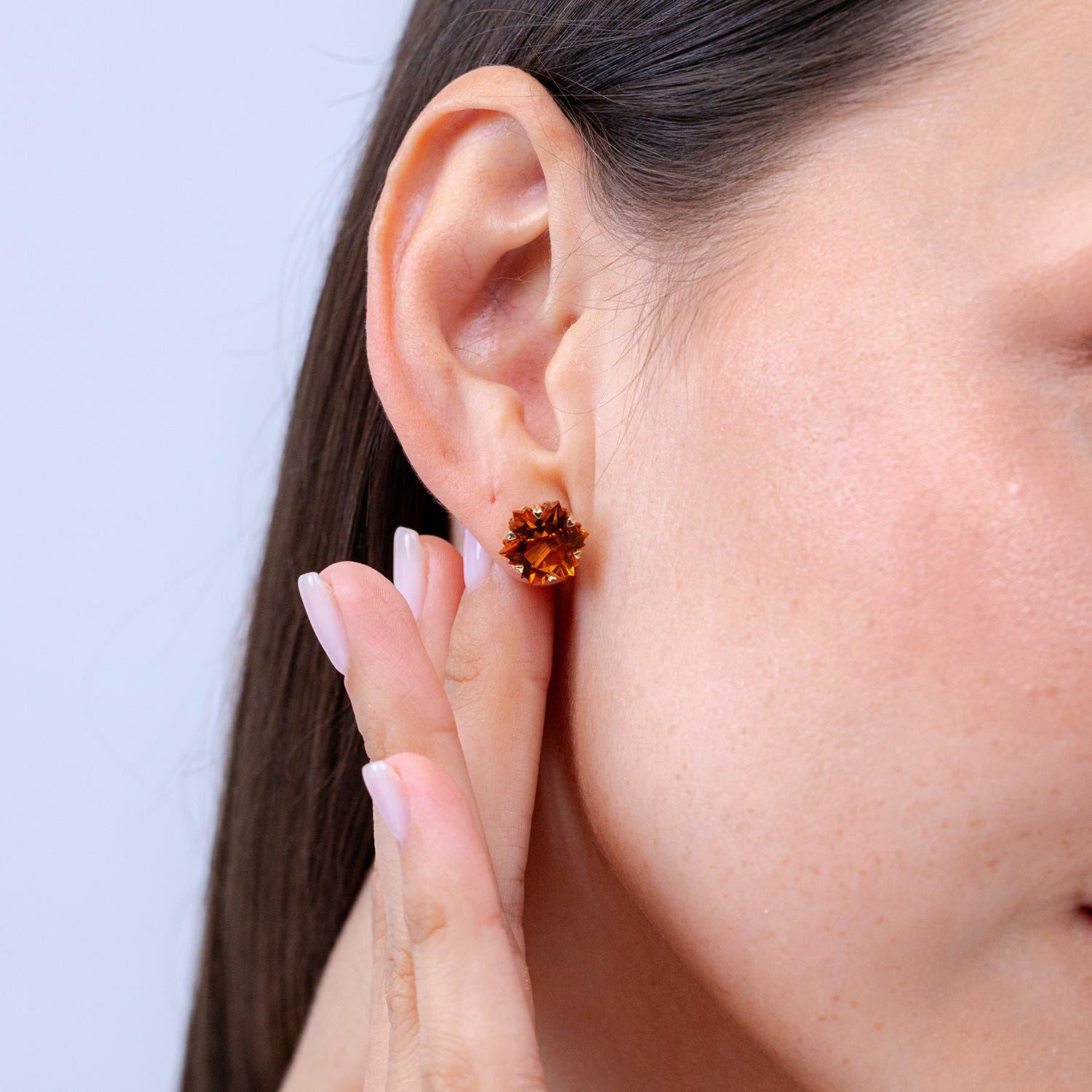 Moderne Angara Natural V-Prong-Set 9ct Citrine Stud Ears in 14K Solid Gold For Women (Boucles d'oreilles en or massif 14K) en vente